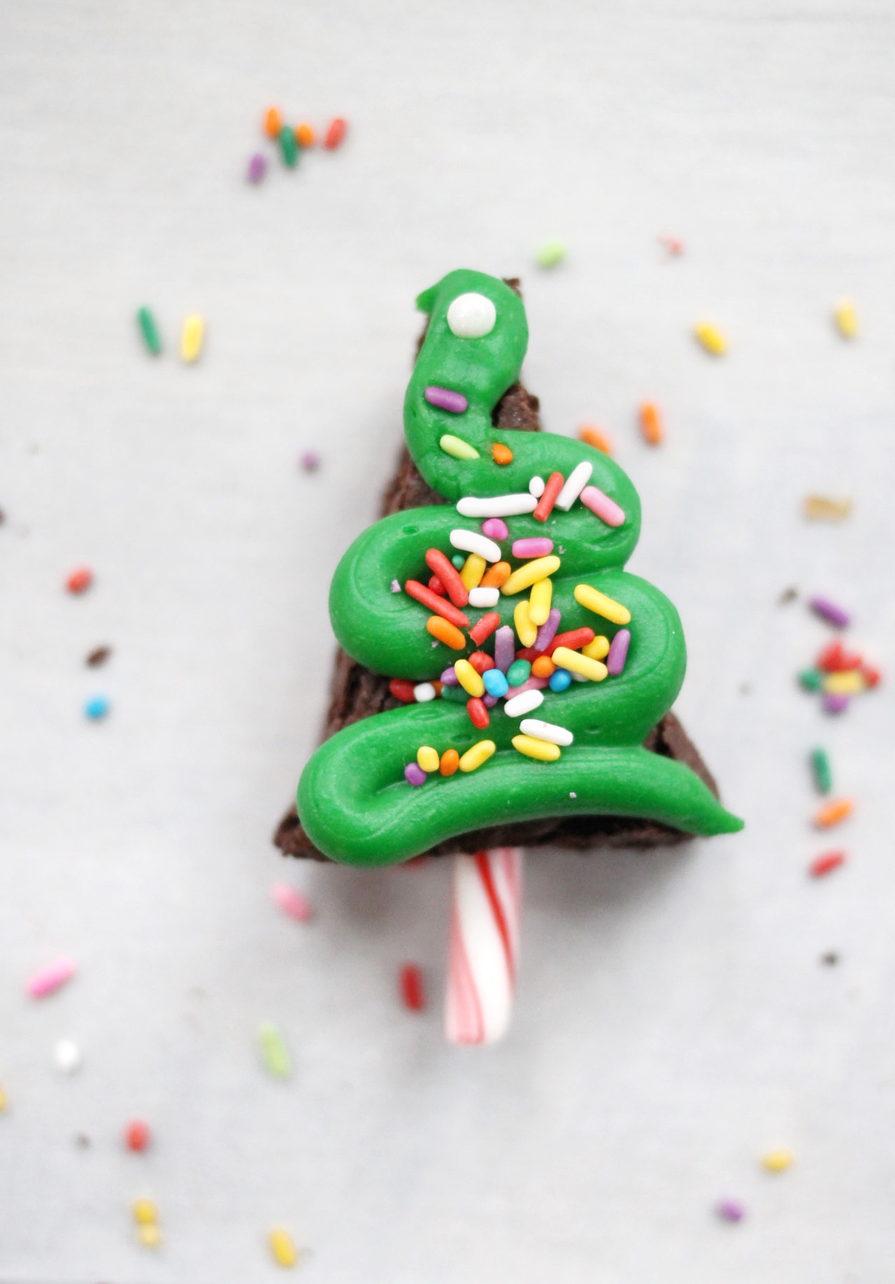 You're going to want to make these really stinkin' cute Christmas tree shaped brownies for ALL of your holiday parties! Click through for the DIY. | glitterinc.com | @glitterinc - How to Make The Cutest Easy Christmas Brownies by North Carolina foodie blogger Glitter, Inc.