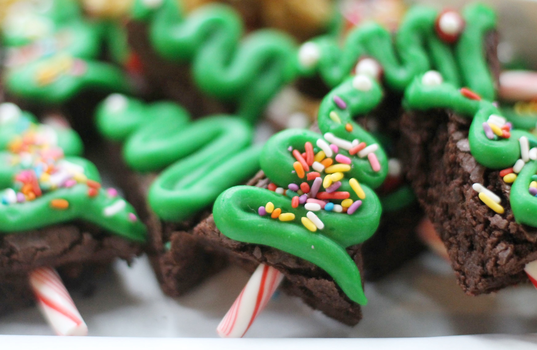 You're going to want to make these really stinkin' cute Christmas tree shaped brownies for ALL of your holiday parties! Click through for the DIY. | glitterinc.com | @glitterinc - How to Make The Cutest Easy Christmas Brownies by North Carolina foodie blogger Glitter, Inc.