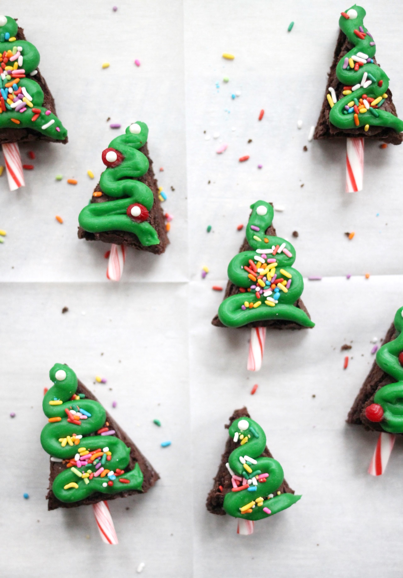 You're going to want to make these really stinkin' cute Christmas tree shaped brownies for ALL of your holiday parties! Click through for the DIY. | glitterinc.com | @glitterinc - How to Make The Cutest Easy Christmas Brownies by North Carolina foodie blogger Glitter, Inc.