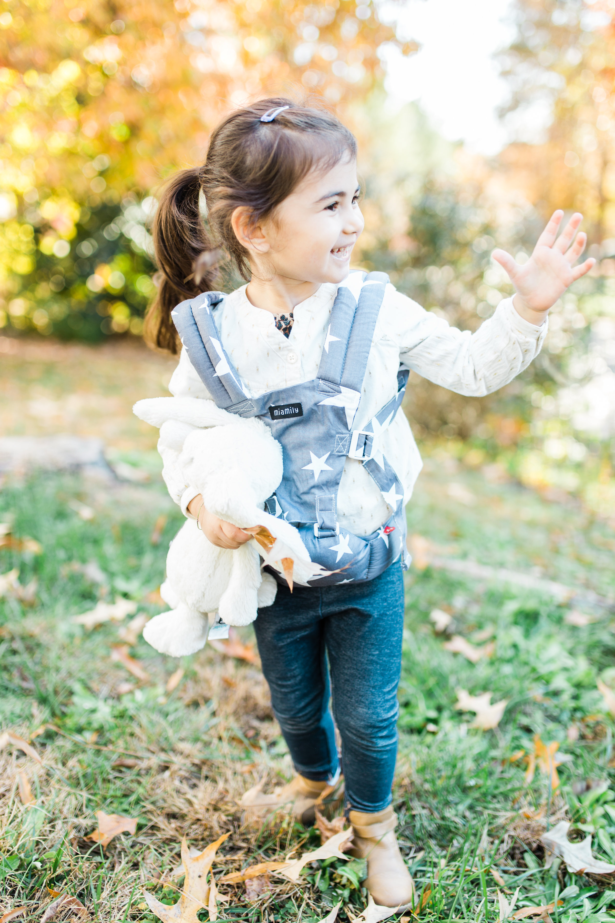 Sharing one of our favorite baby carriers for newborn to four years old: the MiaMily HIPSTER™ PLUS 3D Baby Carrier. Baby-wearing is essential for parents of multiple kids. | glitterinc.com | @glitterinc