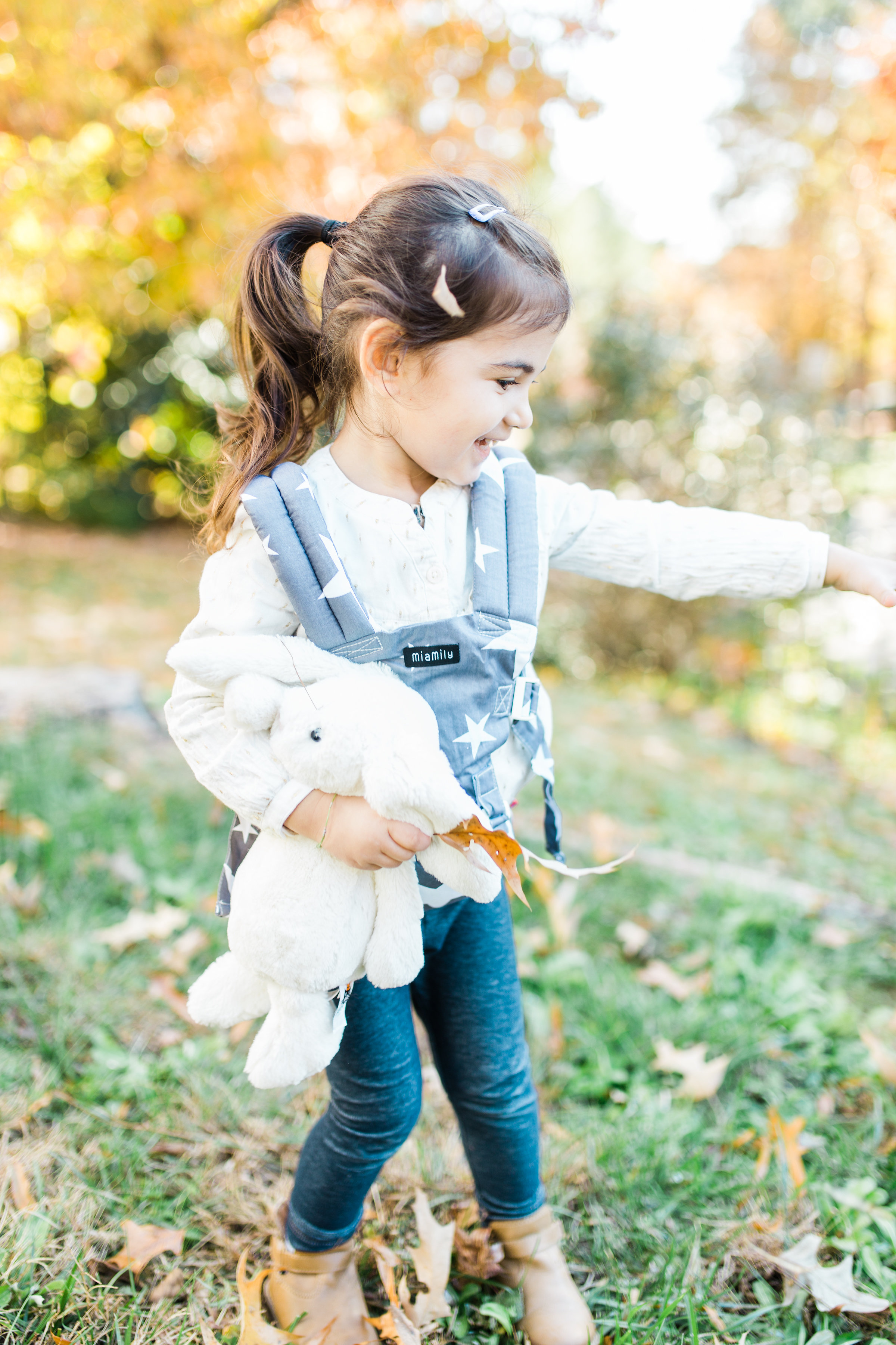 Sharing one of our favorite baby carriers for newborn to four years old: the MiaMily HIPSTER™ PLUS 3D Baby Carrier. Baby-wearing is essential for parents of multiple kids. | glitterinc.com | @glitterinc - Must Have Baby Items: A Baby Carrier For Newborn to Four Years Old by North Carolina mom blogger Glitter, Inc.