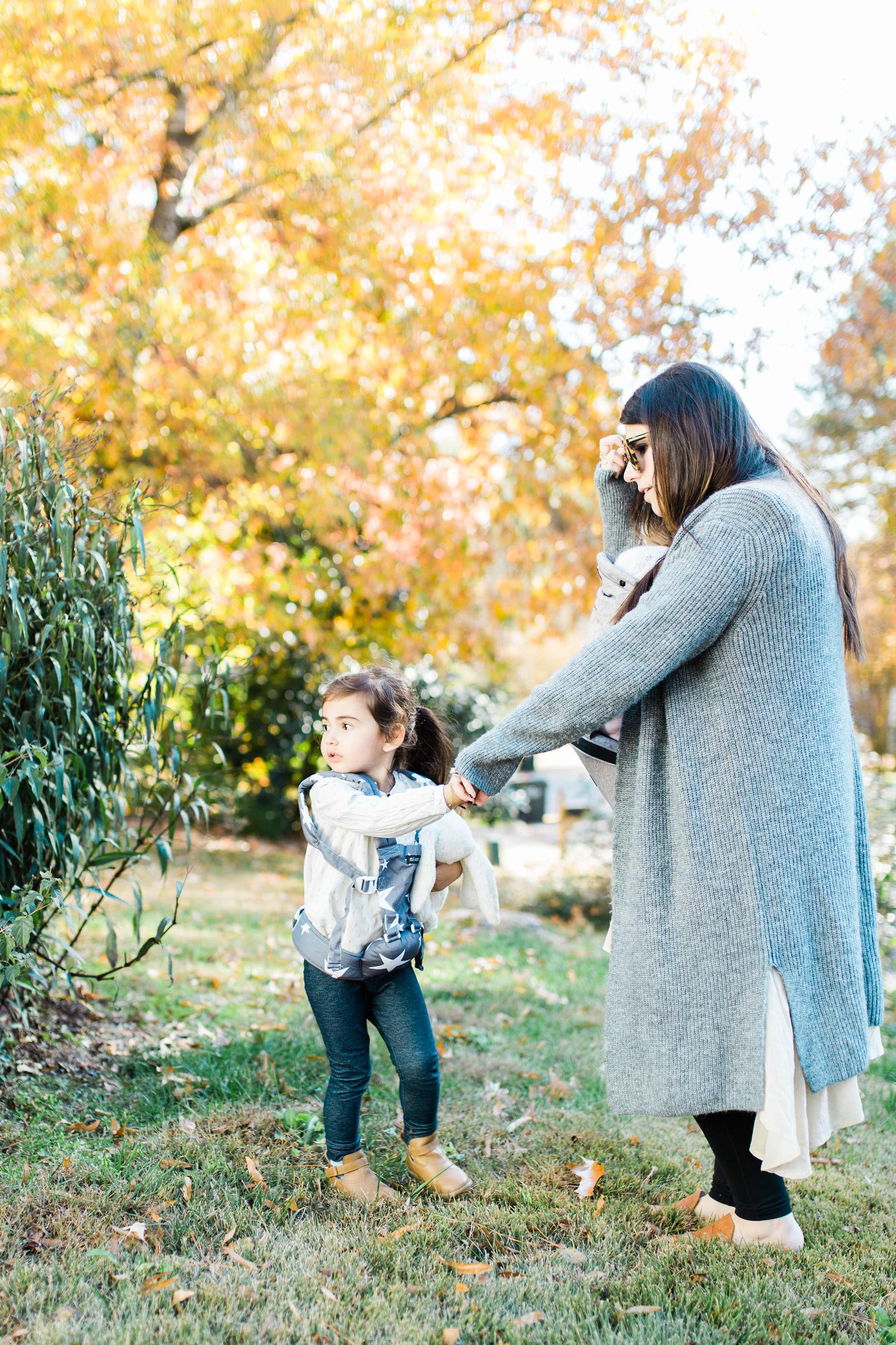 Sharing one of our favorite baby carriers for newborn to four years old: the MiaMily HIPSTER™ PLUS 3D Baby Carrier. Baby-wearing is essential for parents of multiple kids. | glitterinc.com | @glitterinc - Must Have Baby Items: A Baby Carrier For Newborn to Four Years Old by North Carolina mom blogger Glitter, Inc.