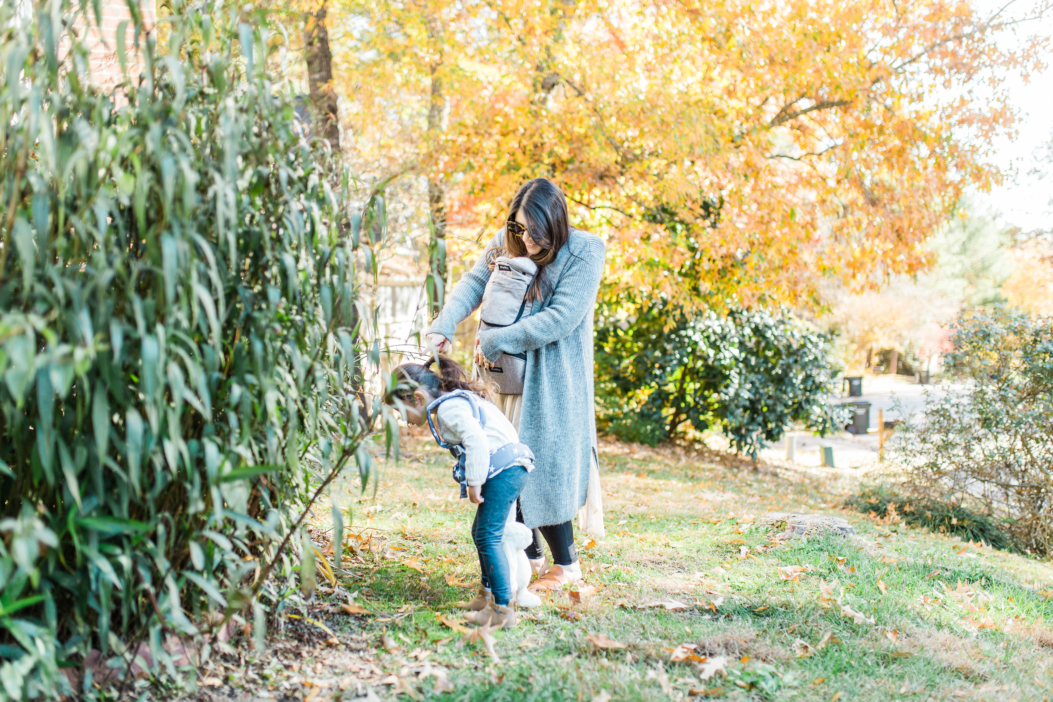 Sharing one of our favorite baby carriers for newborn to four years old: the MiaMily HIPSTER™ PLUS 3D Baby Carrier. Baby-wearing is essential for parents of multiple kids. | glitterinc.com | @glitterinc - Must Have Baby Items: A Baby Carrier For Newborn to Four Years Old by North Carolina mom blogger Glitter, Inc.