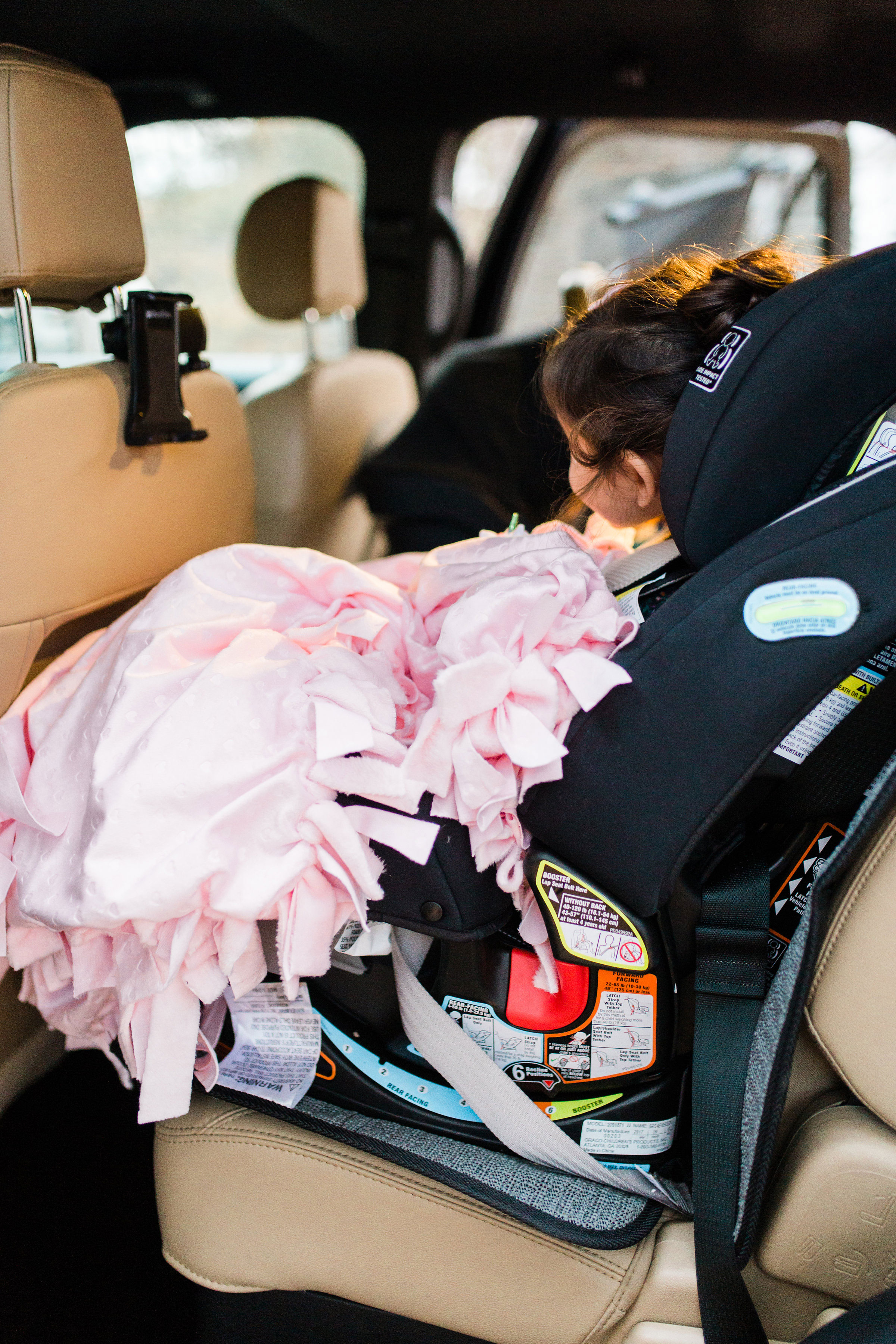 Make one of these easy kid-friendly DIY no-sew car blankets for your family's next road trip. Use fleece or minky for a super soft blanket. | glitterinc.com | @glitterinc - Easy Kid-Friendly DIY No-Sew Car Blanket by popular North Carolina blogger Glitter, Inc. 