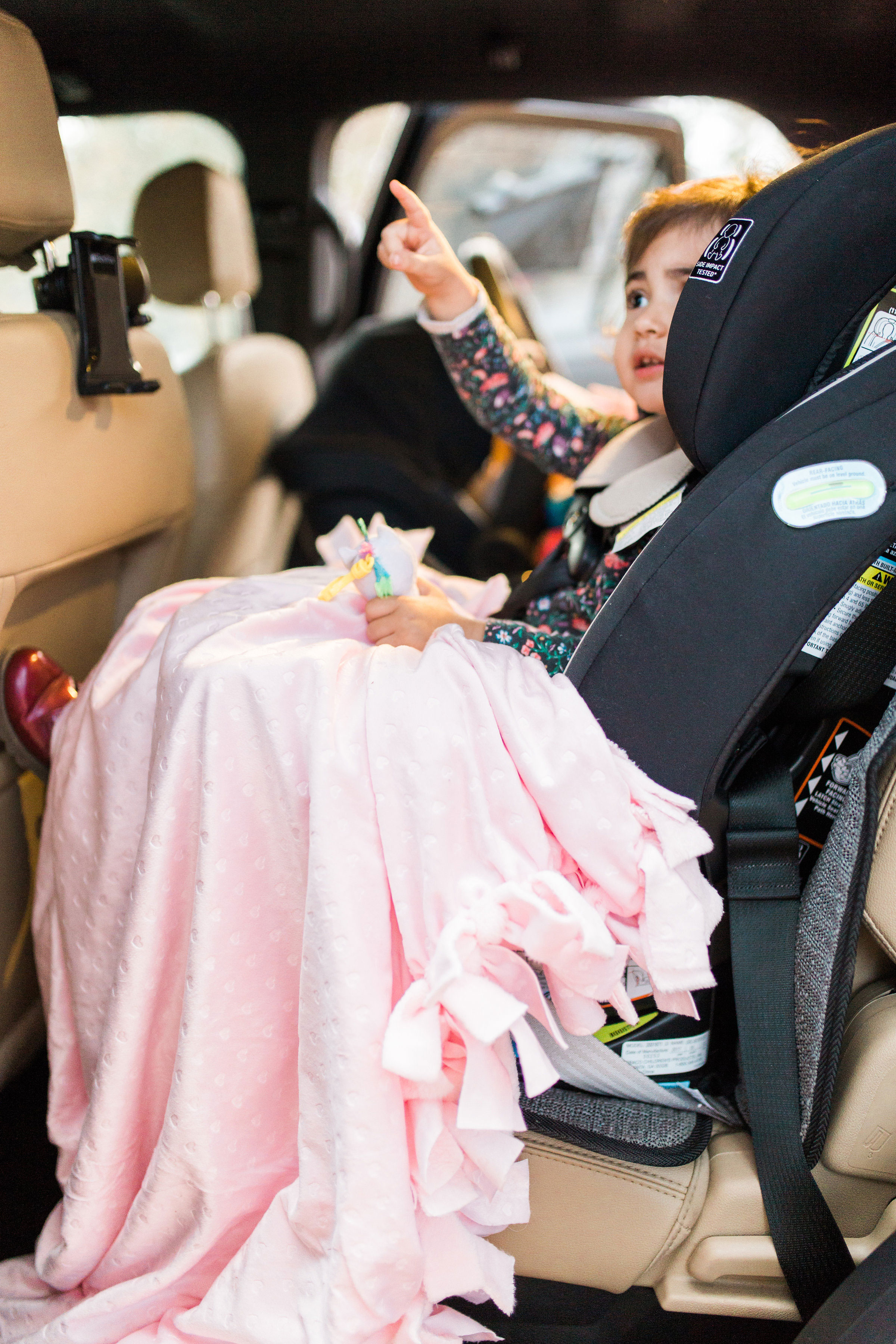 Make one of these easy kid-friendly DIY no-sew car blankets for your family' - Easy Kid-Friendly DIY No-Sew Car Blanket by popular North Carolina blogger Glitter, Inc. s next road trip. Use fleece or minky for a super soft blanket. | glitterinc.com | @glitterinc