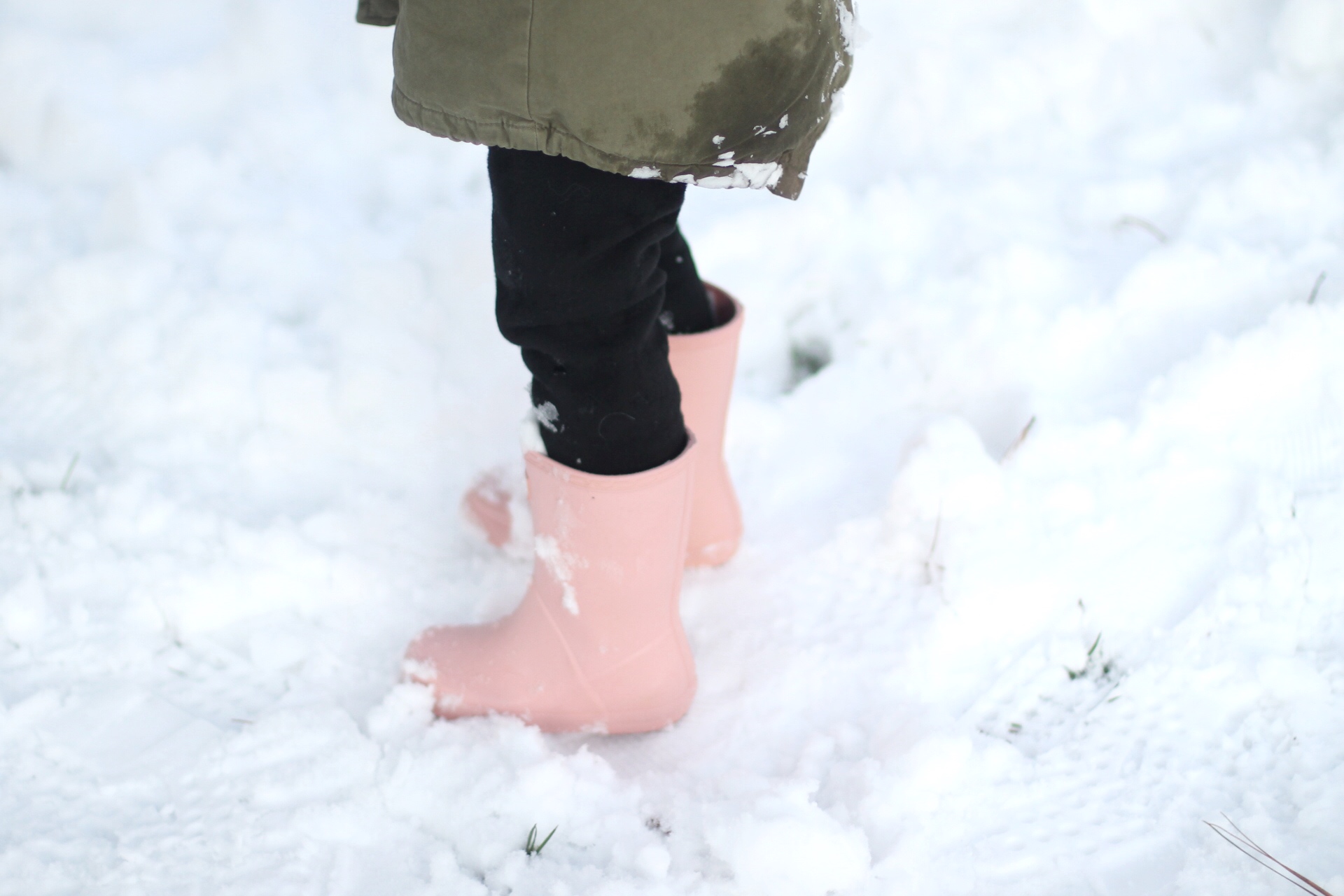 Lifestyle blogger Lexi of Glitter, Inc. shares adorable family photos from their recent snow day(s) in North Carolina. | glitterinc.com | @glitterinc