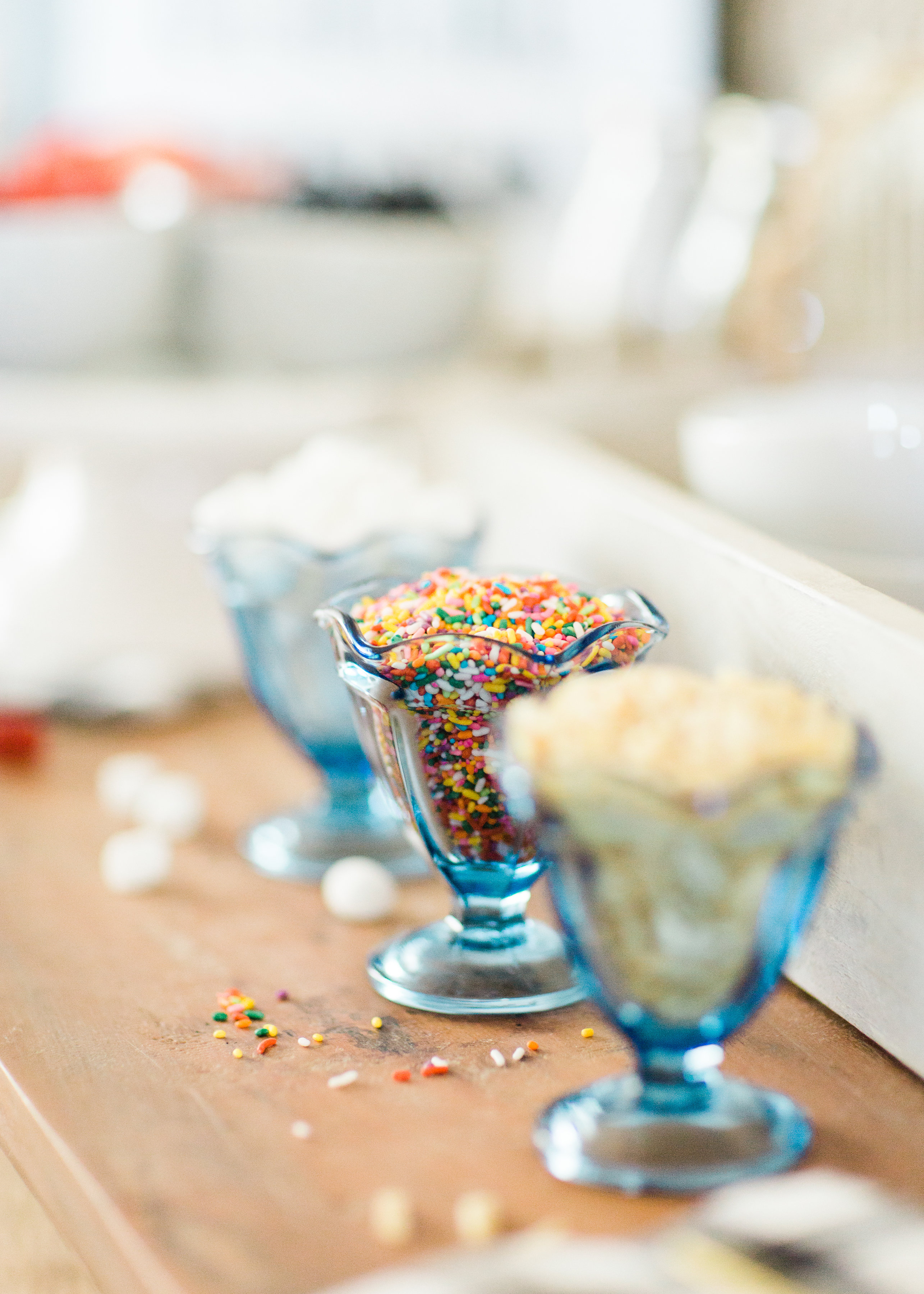 Looking for a unique and easy party dessert station? We're showing you how to put together a DIY retro cereal bar; perfect for a festive and memorable brunch, throwback party, pajama-themed soirée, or sleepover for your kids and their friends! Click through for the details. #brunch #brunchideas #cerealbar #cerealstation #party #partyideas #sleepoverparty #pajamaparty | glitterinc.com | @glitterinc