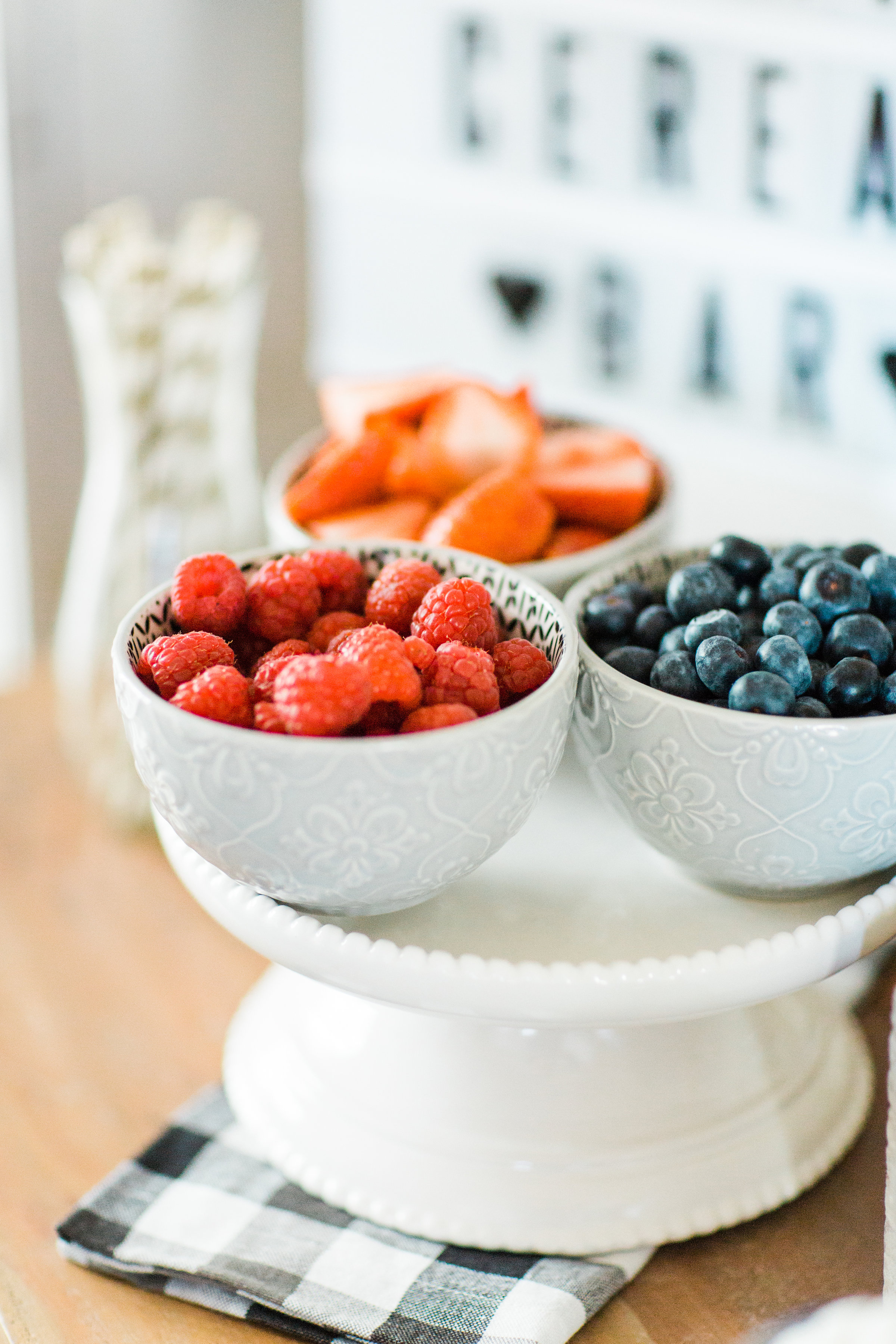 Looking for a unique and easy party dessert station? We're showing you how to put together a DIY retro cereal bar; perfect for a festive and memorable brunch, throwback party, pajama-themed soirée, or sleepover for your kids and their friends! Click through for the details. #brunch #brunchideas #cerealbar #cerealstation #party #partyideas #sleepoverparty #pajamaparty | glitterinc.com | @glitterinc