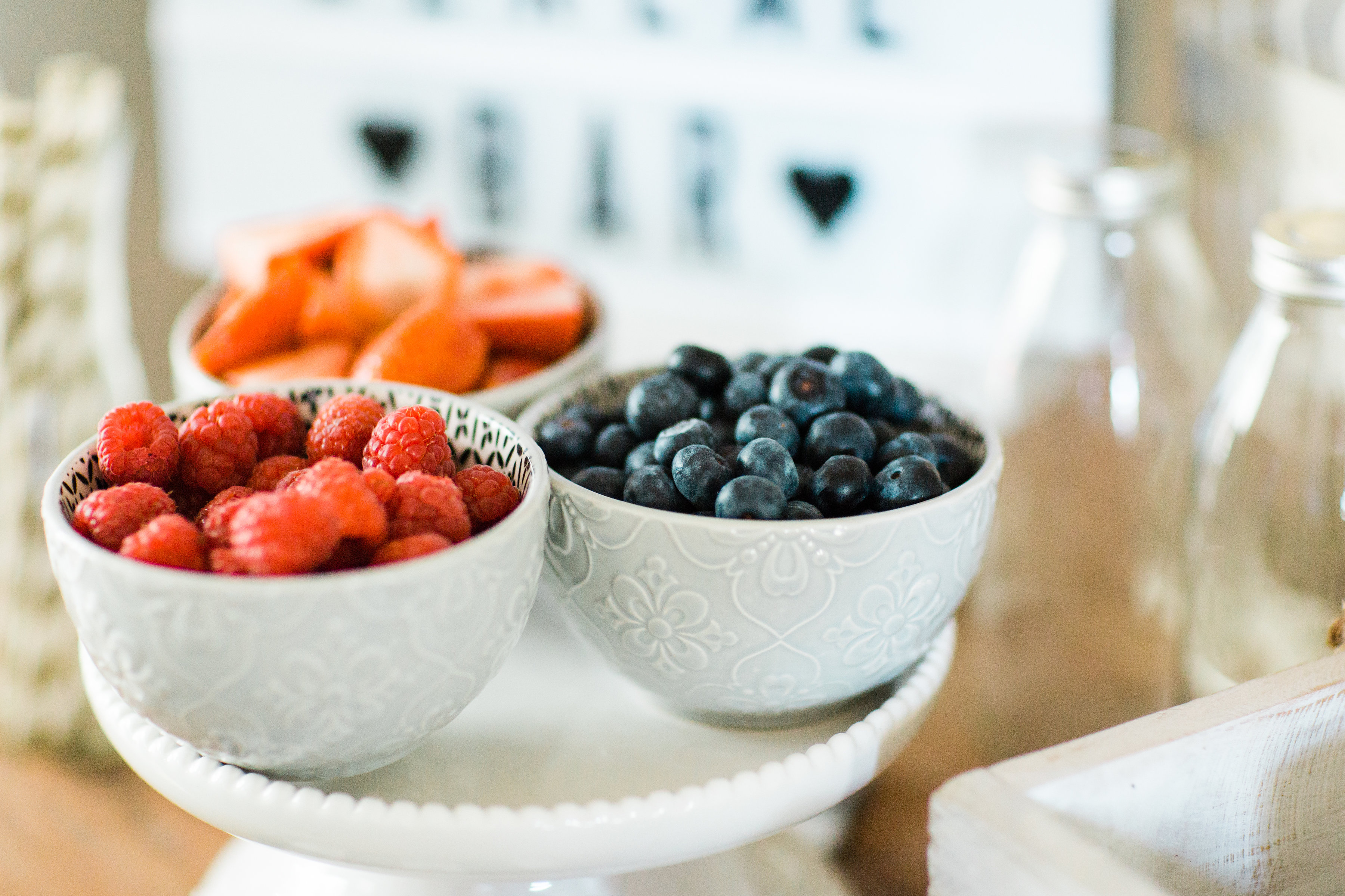 Looking for a unique and easy party dessert station? We're showing you how to put together a DIY retro cereal bar; perfect for a festive and memorable brunch, throwback party, pajama-themed soirée, or sleepover for your kids and their friends! Click through for the details. #brunch #brunchideas #cerealbar #cerealstation #party #partyideas #sleepoverparty #pajamaparty | glitterinc.com | @glitterinc