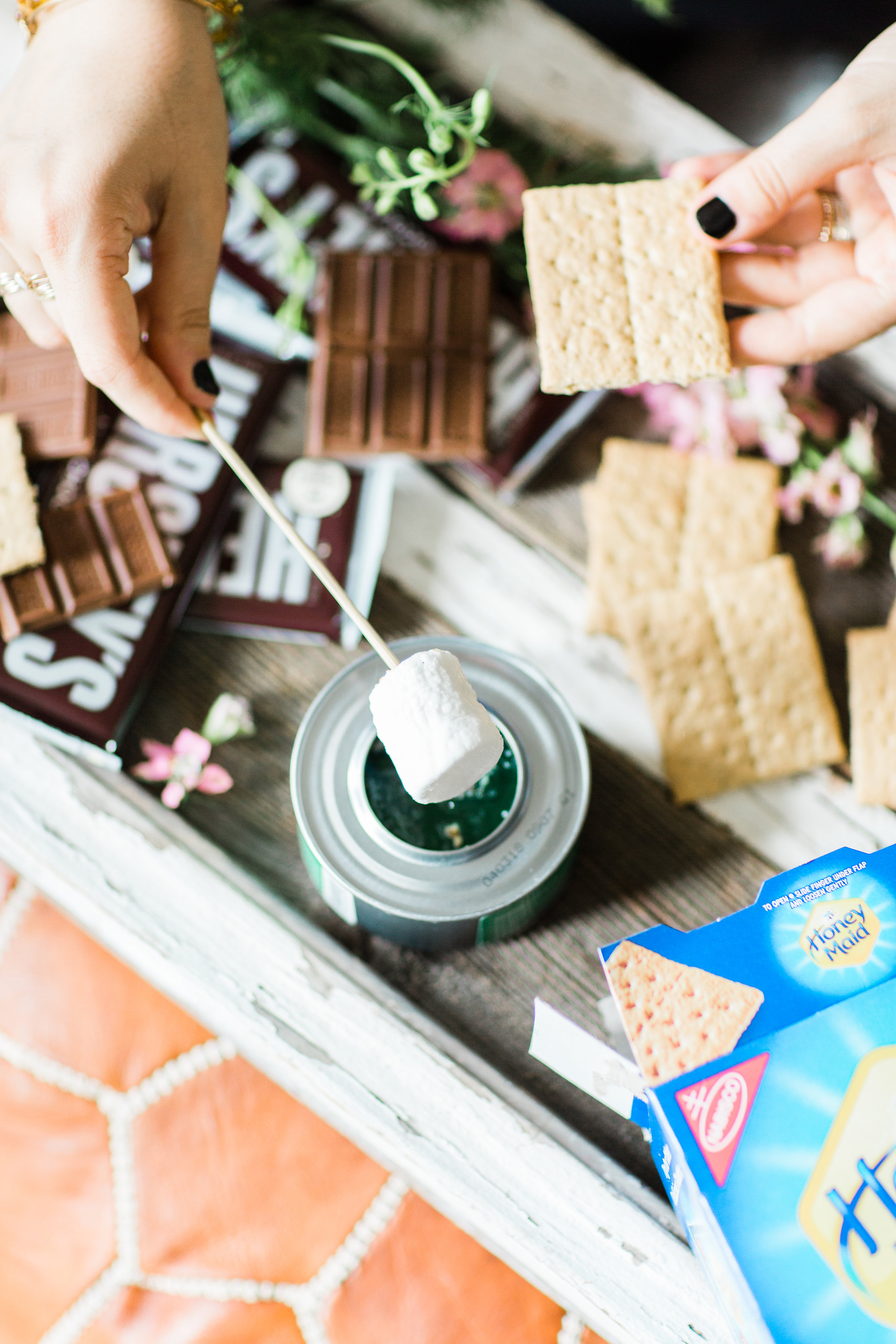 Want to plan a family fun night that is perfect for your gang this summer? Turn your living room into a campy lounge for an epic movie night with the kids, complete with indoor s’mores! #smores #indoorsmores #movienight #familynight #familyfun | glitterinc.com | @glitterinc