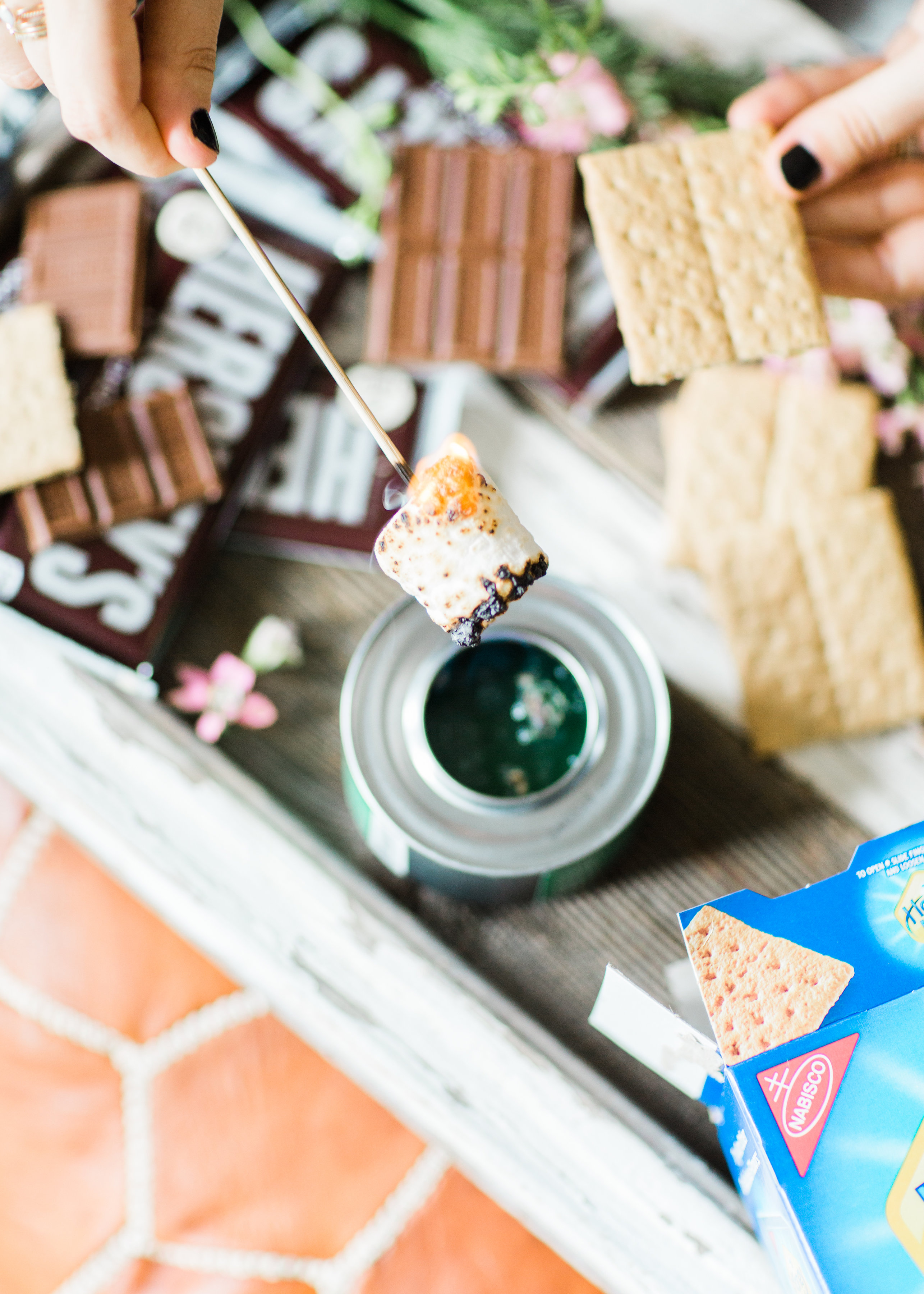 Want to plan a family fun night that is perfect for your gang this summer? Turn your living room into a campy lounge for an epic movie night with the kids, complete with indoor s’mores! #smores #indoorsmores #movienight #familynight #familyfun | glitterinc.com | @glitterinc