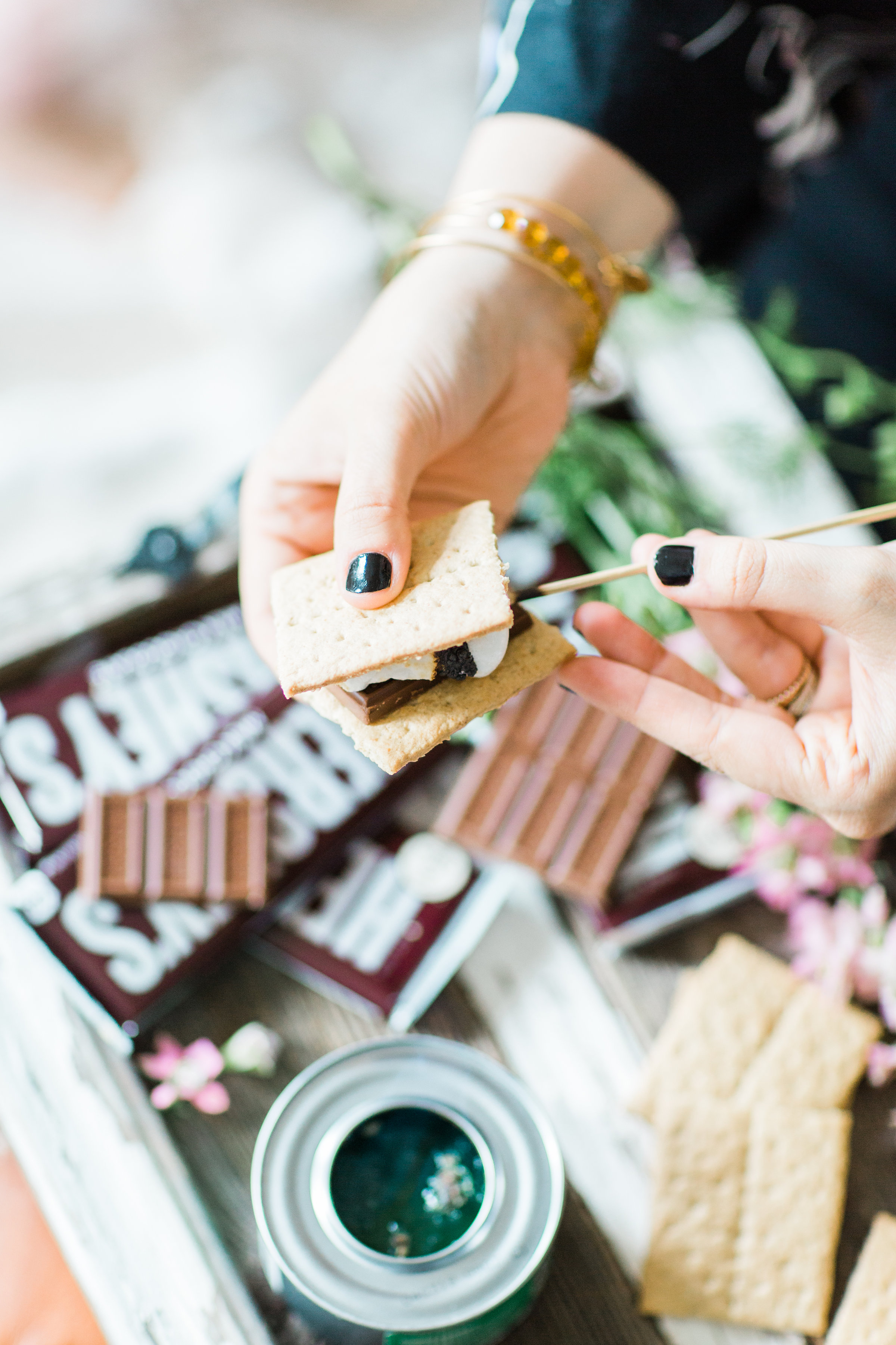 Want to plan a family fun night that is perfect for your gang this summer? Turn your living room into a campy lounge for an epic movie night with the kids, complete with indoor s’mores! #smores #indoorsmores #movienight #familynight #familyfun | glitterinc.com | @glitterinc