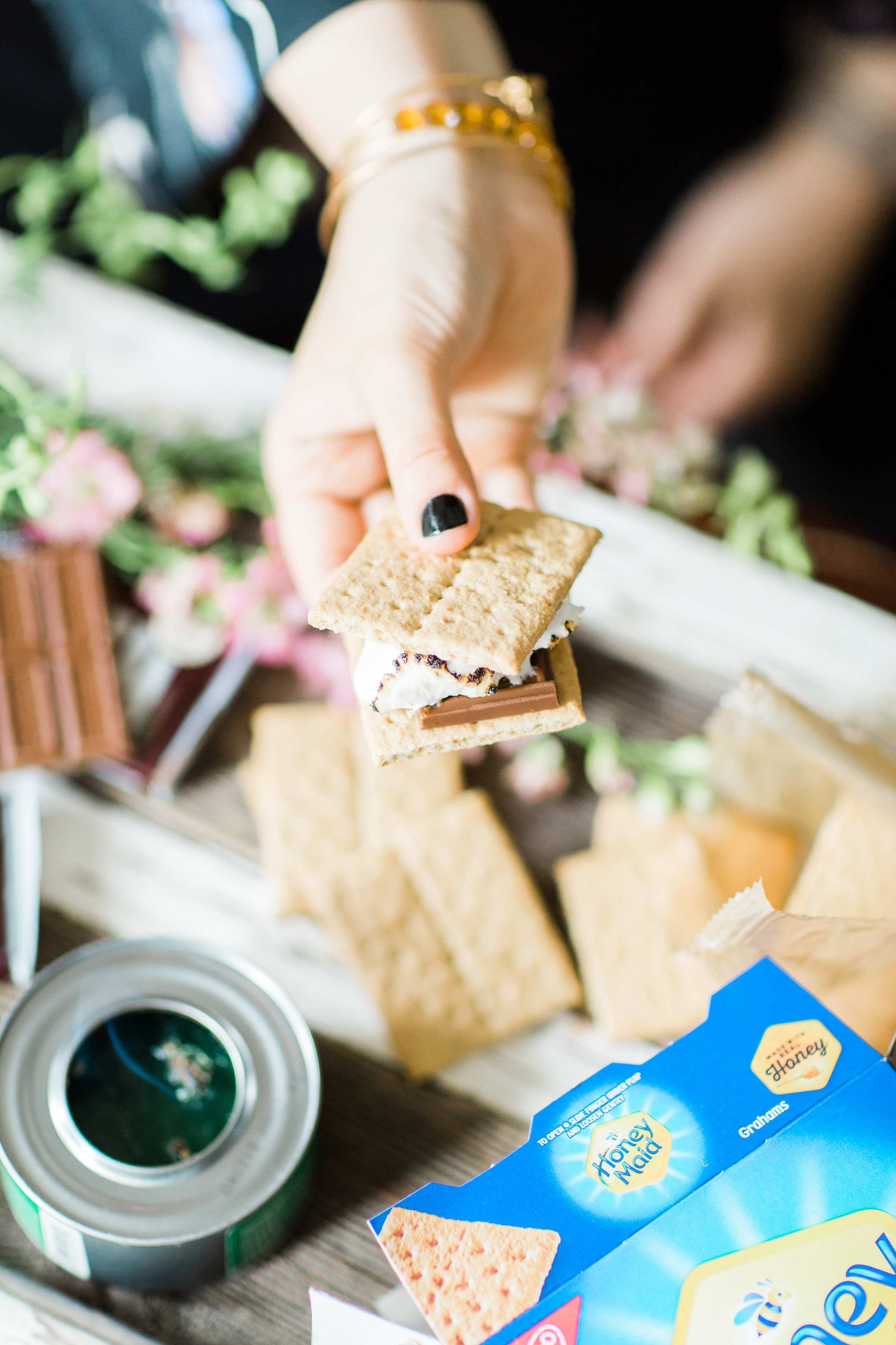 Want to plan a family fun night that is perfect for your gang this summer? Turn your living room into a campy lounge for an epic movie night with the kids, complete with indoor s’mores! #smores #indoorsmores #movienight #familynight #familyfun | glitterinc.com | @glitterinc