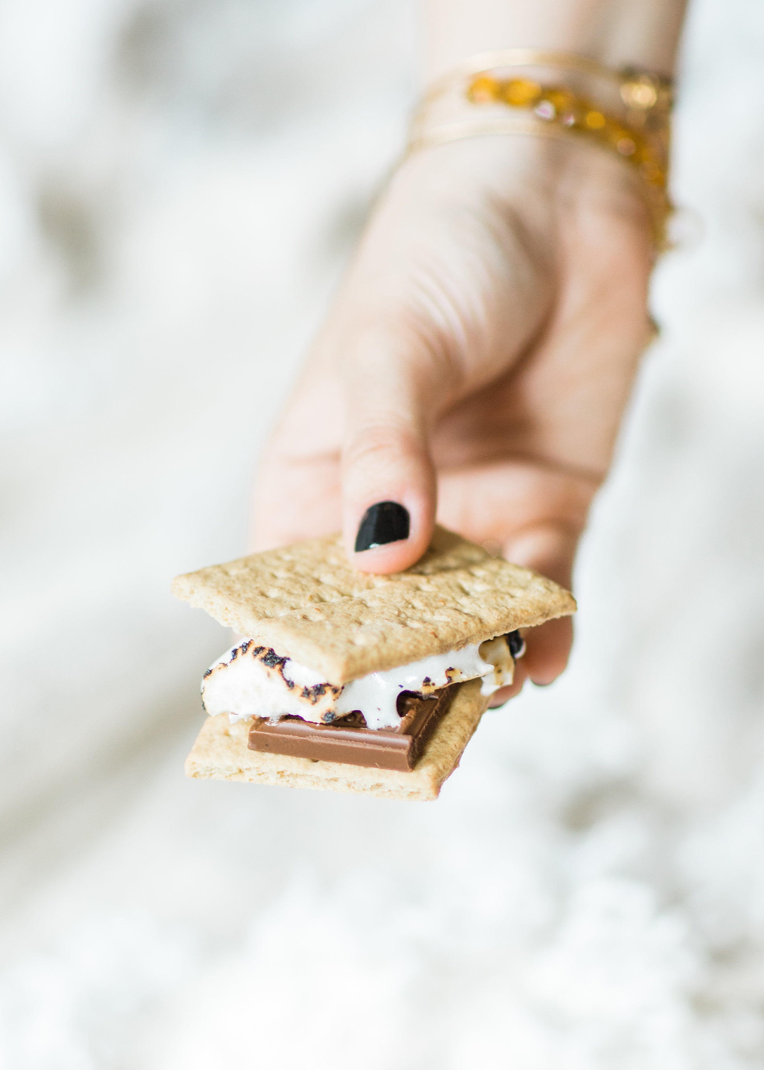 Want to plan a family fun night that is perfect for your gang this summer? Turn your living room into a campy lounge for an epic movie night with the kids, complete with indoor s’mores! #smores #indoorsmores #movienight #familynight #familyfun | glitterinc.com | @glitterinc