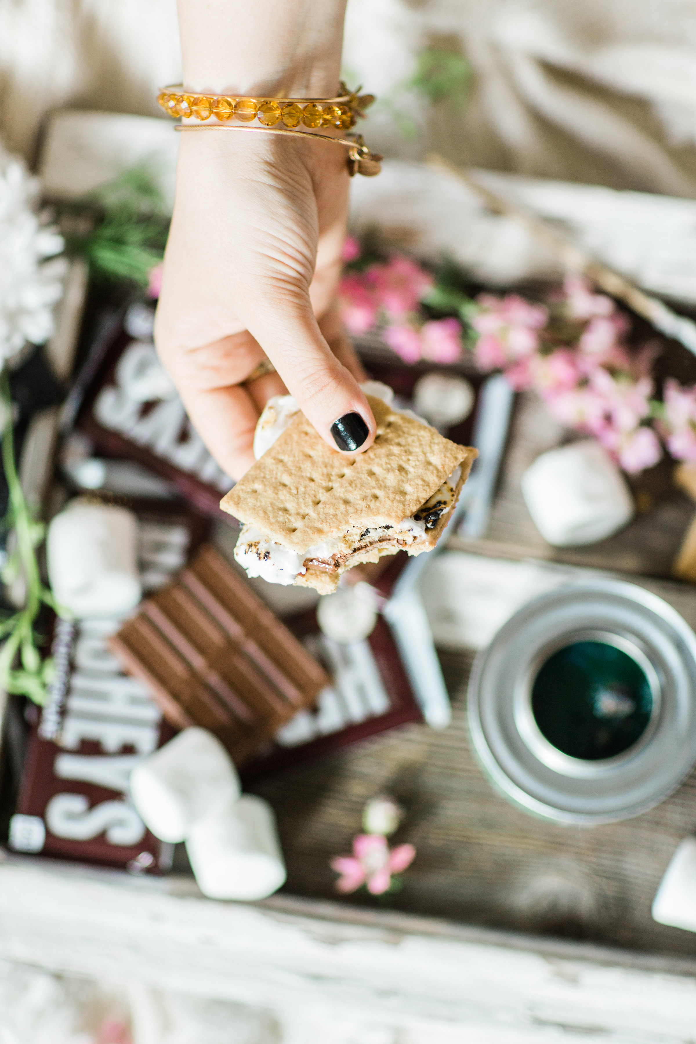 Want to plan a family fun night that is perfect for your gang this summer? Turn your living room into a campy lounge for an epic movie night with the kids, complete with indoor s’mores! #smores #indoorsmores #movienight #familynight #familyfun | glitterinc.com | @glitterinc