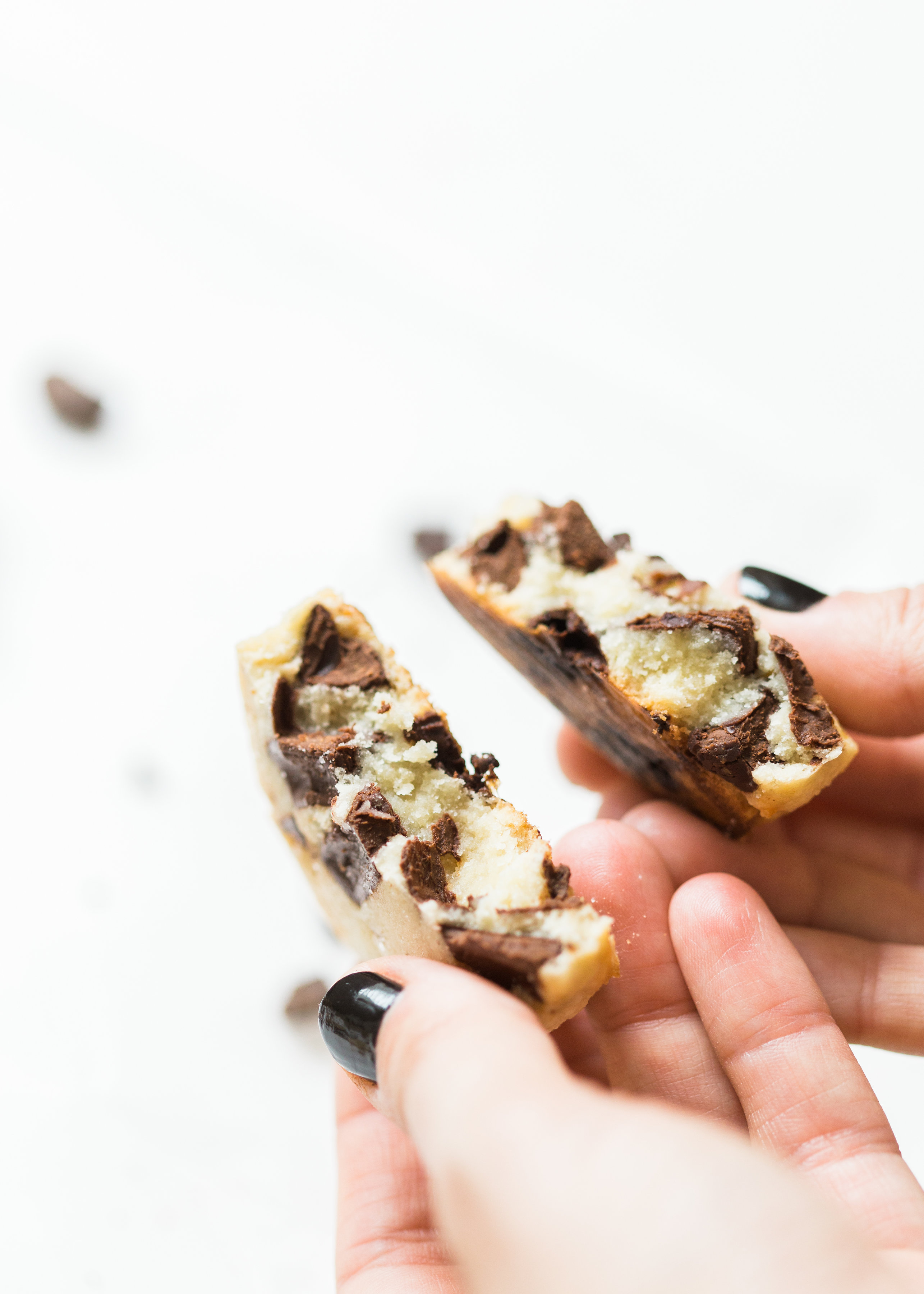 Looking for a crazy amazing cookie #recipe? You HAVE to make the super famous salted butter chocolate chunk shortbread cookies from Alyson Roman that are blowing up Instagram these days ... and I'm showing you how! #shortbreadcookies #chocolatechunkshortbreadcookies #cookies #cookierecipe | glitterinc.com | @glitterinc