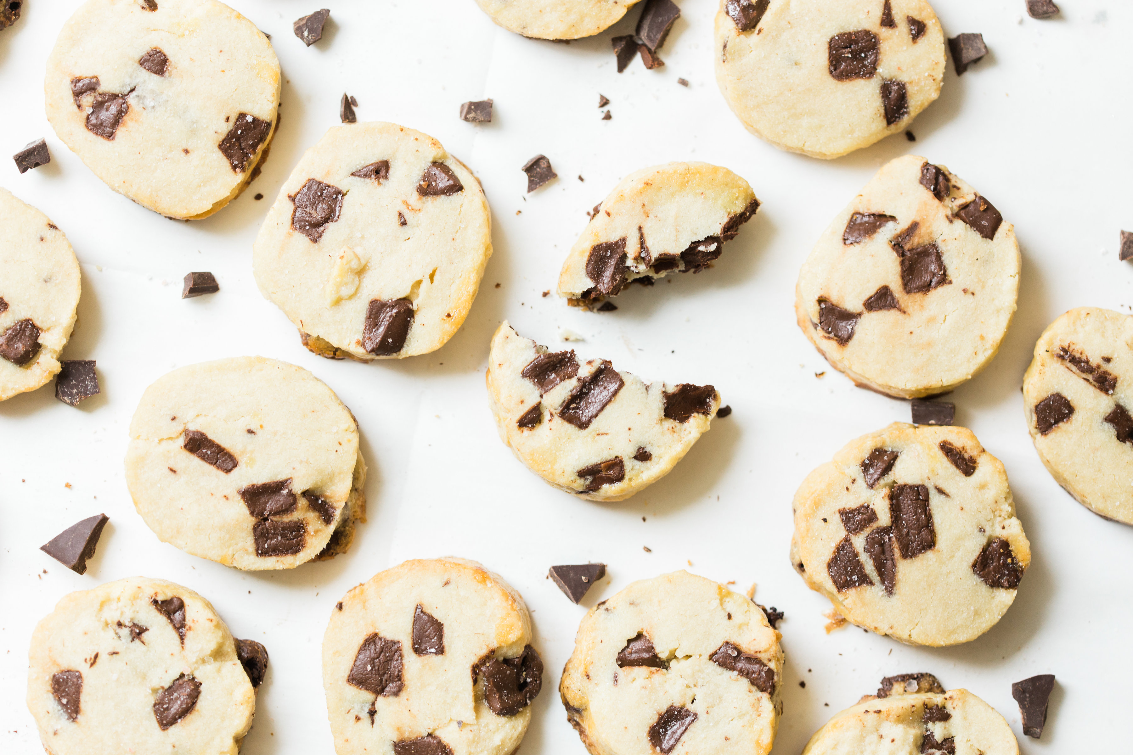 Looking for a crazy amazing cookie #recipe? You HAVE to make the super famous salted butter chocolate chunk shortbread cookies from Alyson Roman that are blowing up Instagram these days ... and I'm showing you how! #shortbreadcookies #chocolatechunkshortbreadcookies #cookies #cookierecipe | glitterinc.com | @glitterinc