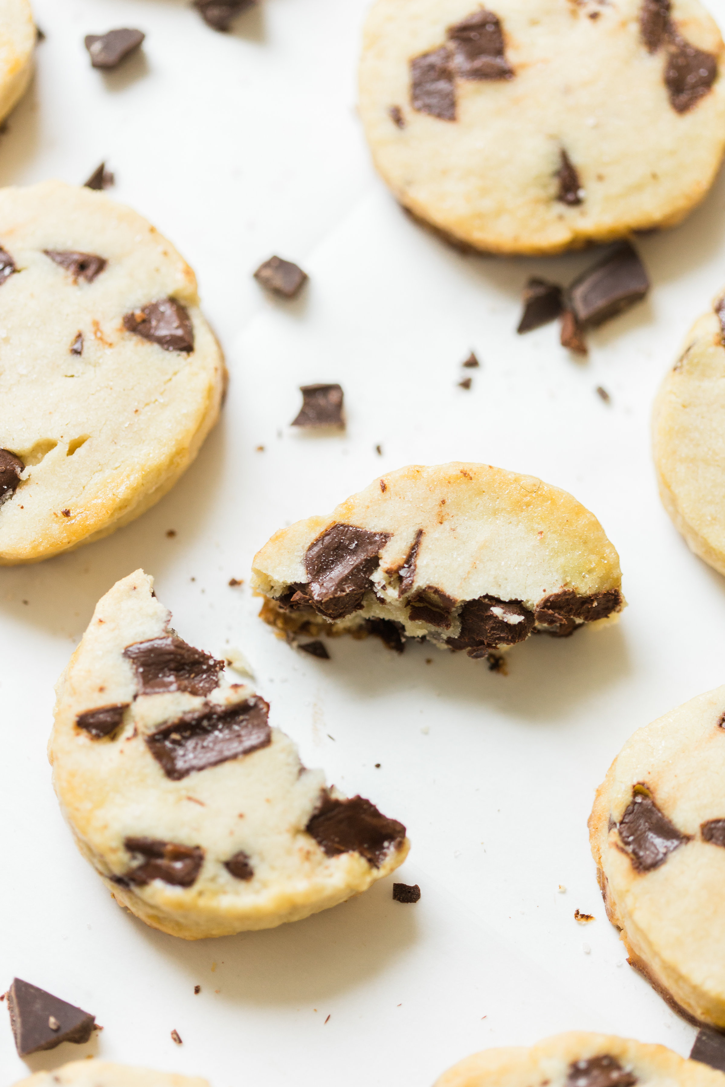 Looking for a crazy amazing cookie #recipe? You HAVE to make the super famous salted butter chocolate chunk shortbread cookies from Alyson Roman that are blowing up Instagram these days ... and I'm showing you how! #shortbreadcookies #chocolatechunkshortbreadcookies #cookies #cookierecipe | glitterinc.com | @glitterinc