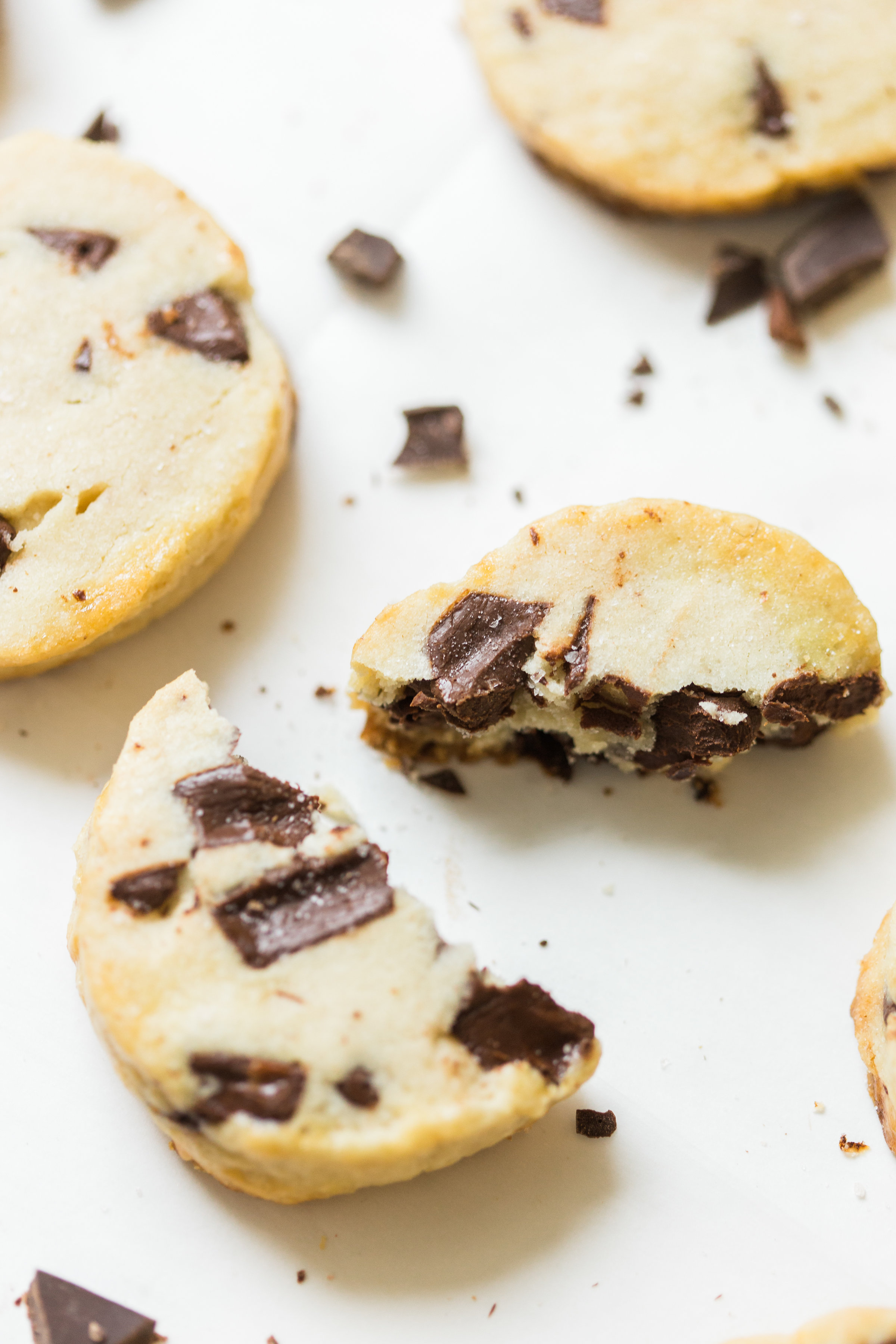 Looking for a crazy amazing cookie #recipe? You HAVE to make the super famous salted butter chocolate chunk shortbread cookies from Alyson Roman that are blowing up Instagram these days ... and I'm showing you how! #shortbreadcookies #chocolatechunkshortbreadcookies #cookies #cookierecipe | glitterinc.com | @glitterinc