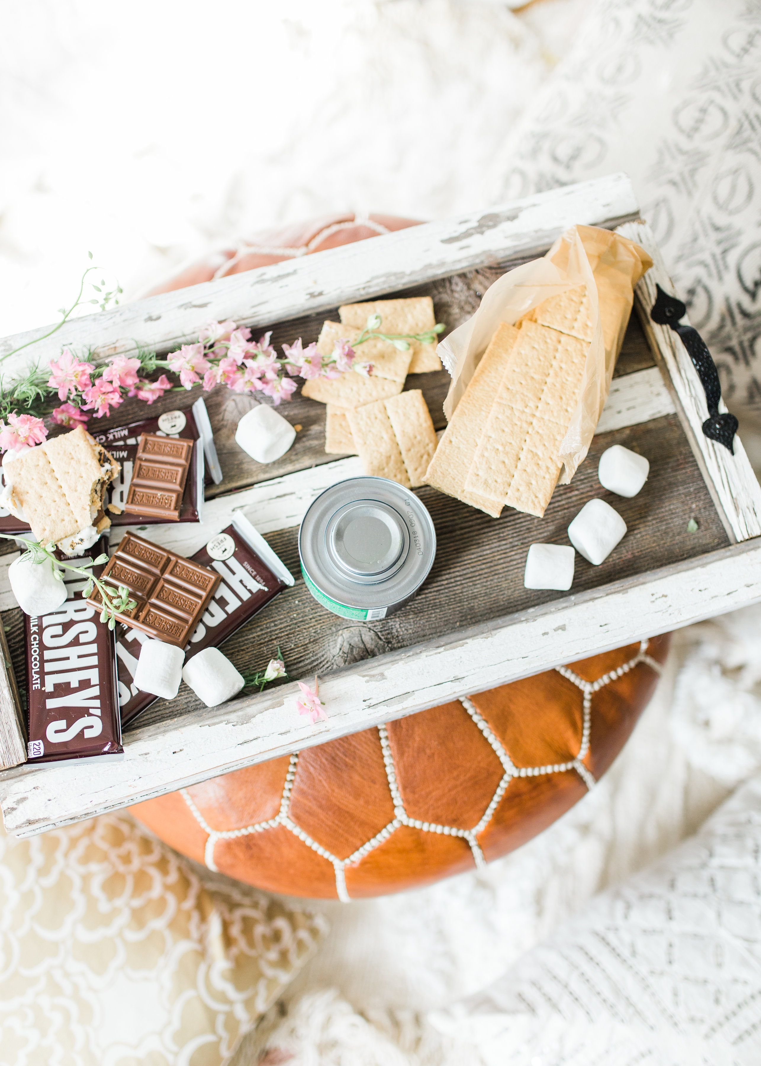 Want to plan a family fun night that is perfect for your gang this summer? Turn your living room into a campy lounge for an epic movie night with the kids, complete with indoor s’mores! #smores #indoorsmores #movienight #familynight #familyfun | glitterinc.com | @glitterinc