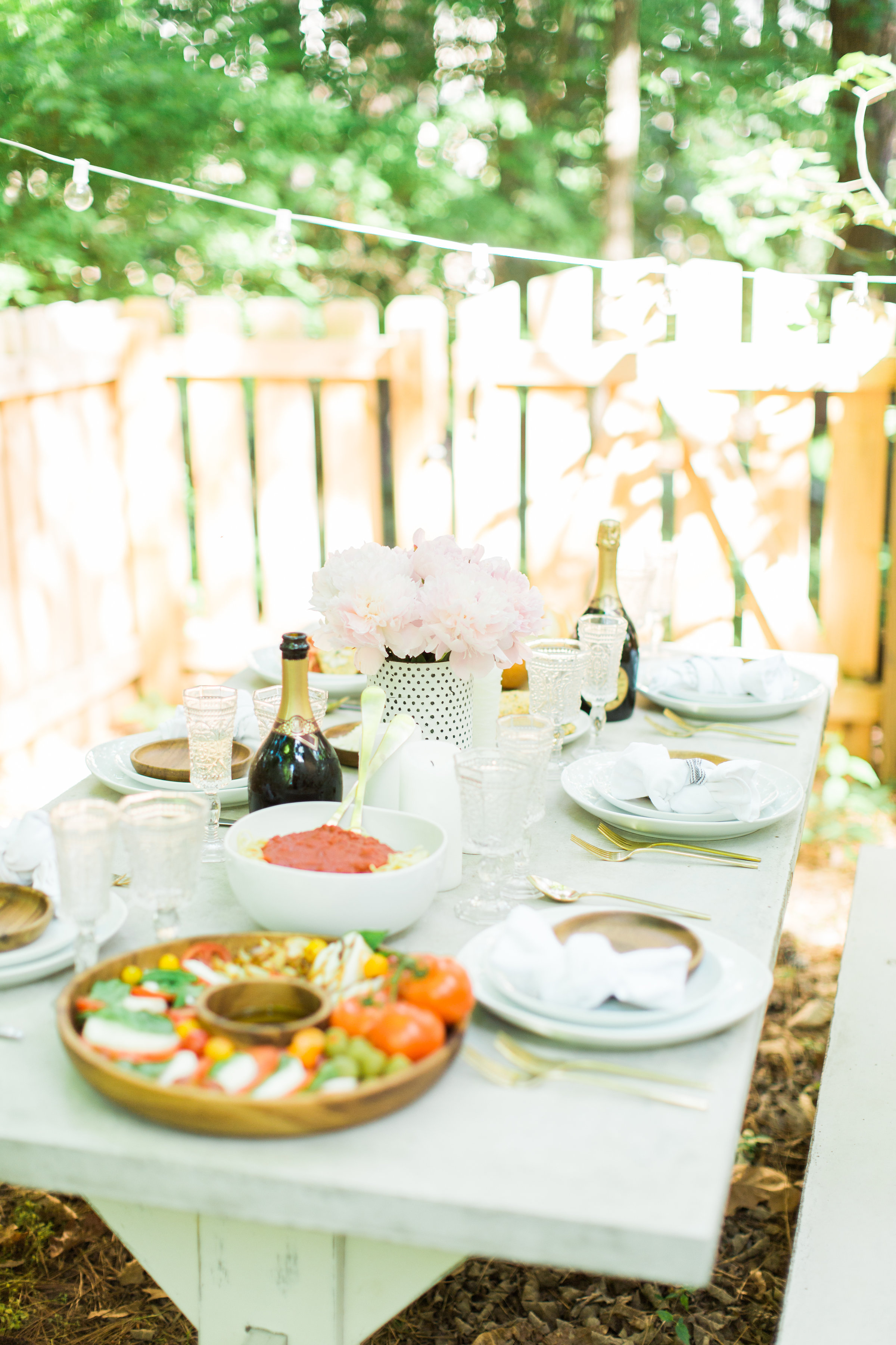 Throw an easy, light-hearted, and fun get-together for friends and family with one of our favorites - the spaghetti dinner party. Sharing how we throw a memorable spaghetti dinner - that everyone will love - in just a few simple steps! #dinnerparty #spaghettidinner #pastadinner #italiandinnerparty Click through for the details. | glitterinc.com | @glitterinc