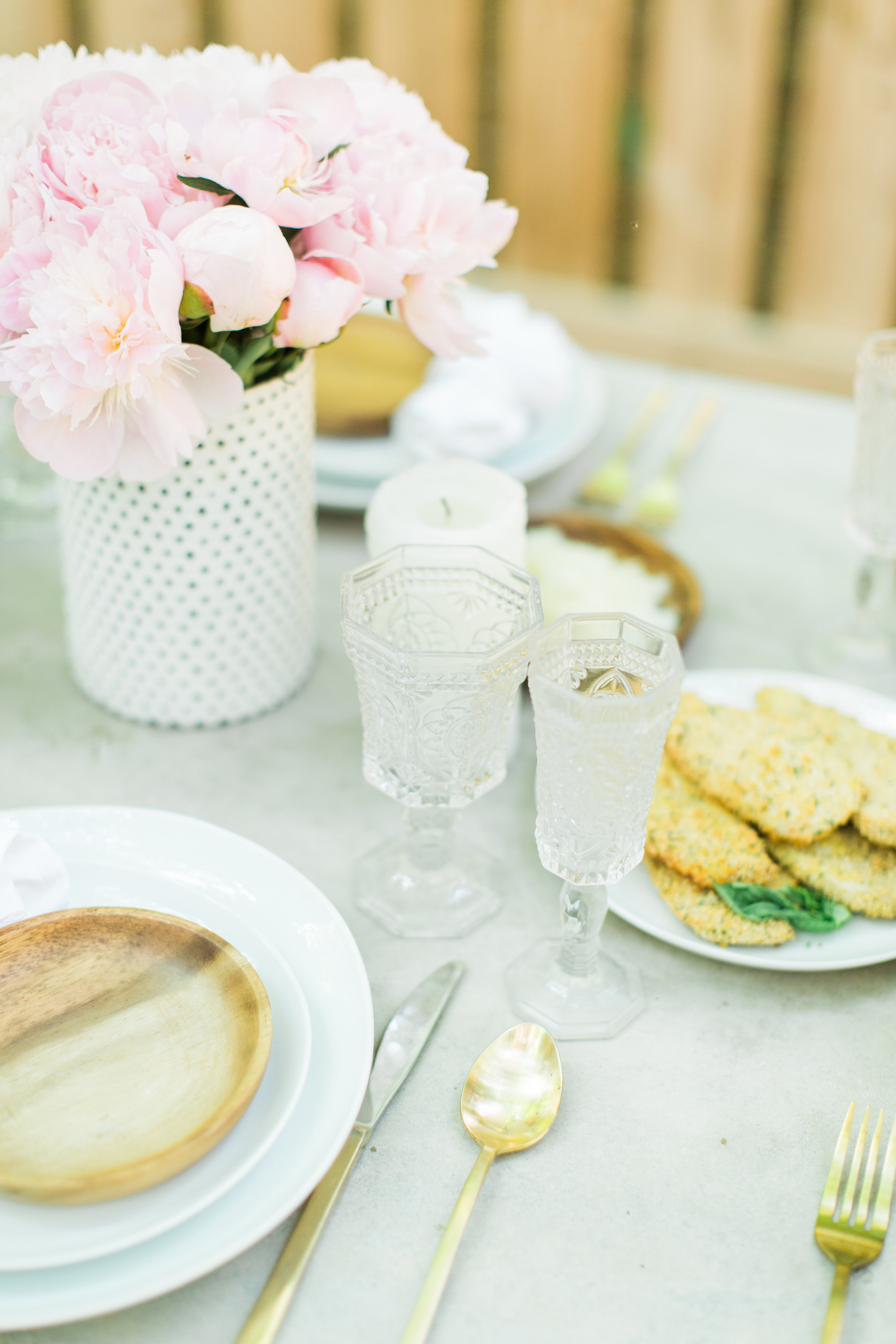 Throw an easy, light-hearted, and fun get-together for friends and family with one of our favorites - the spaghetti dinner party. Sharing how we throw a memorable spaghetti dinner - that everyone will love - in just a few simple steps! #dinnerparty #spaghettidinner #pastadinner #italiandinnerparty Click through for the details. | glitterinc.com | @glitterinc