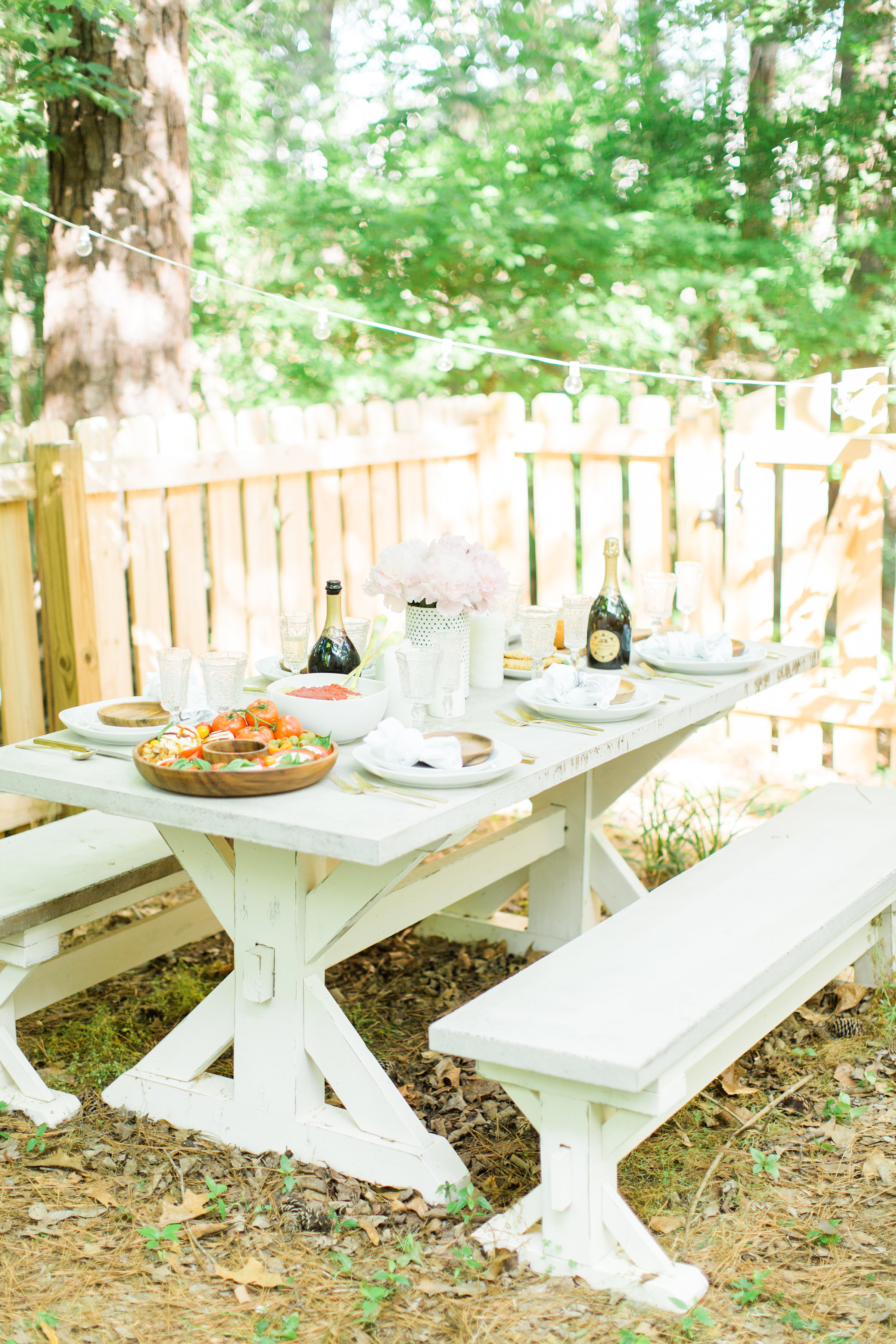 Throw an easy, light-hearted, and fun get-together for friends and family with one of our favorites - the spaghetti dinner party. Sharing how we throw a memorable spaghetti dinner - that everyone will love - in just a few simple steps! #dinnerparty #spaghettidinner #pastadinner #italiandinnerparty Click through for the details. | glitterinc.com | @glitterinc