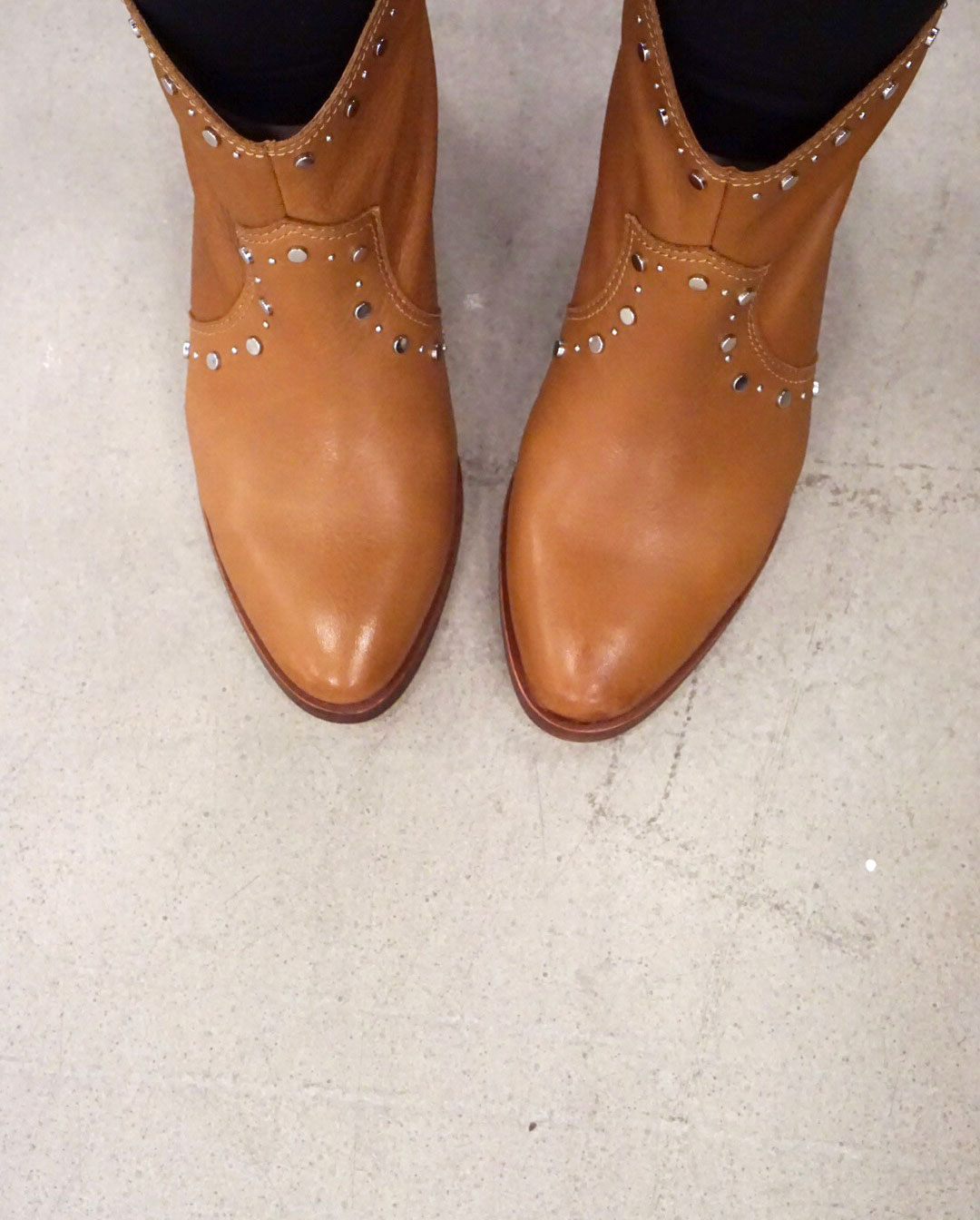 Dolce vita tobin outlet studded bootie