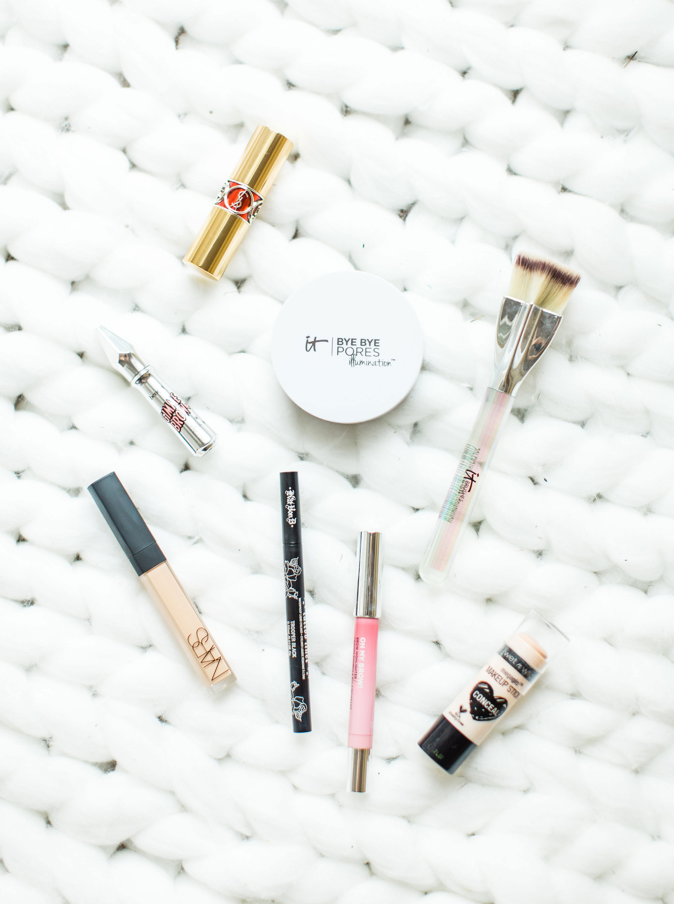 Lifestyle blogger Lexi of Glitter, Inc. shares her current favorite beauty products, including both must-have makeup and skincare products that really work! #beauty #beautymusthaves #beautyfavorites #skincarefavorites #skincare Click through for the details. | glitterinc.com | @glitterinc