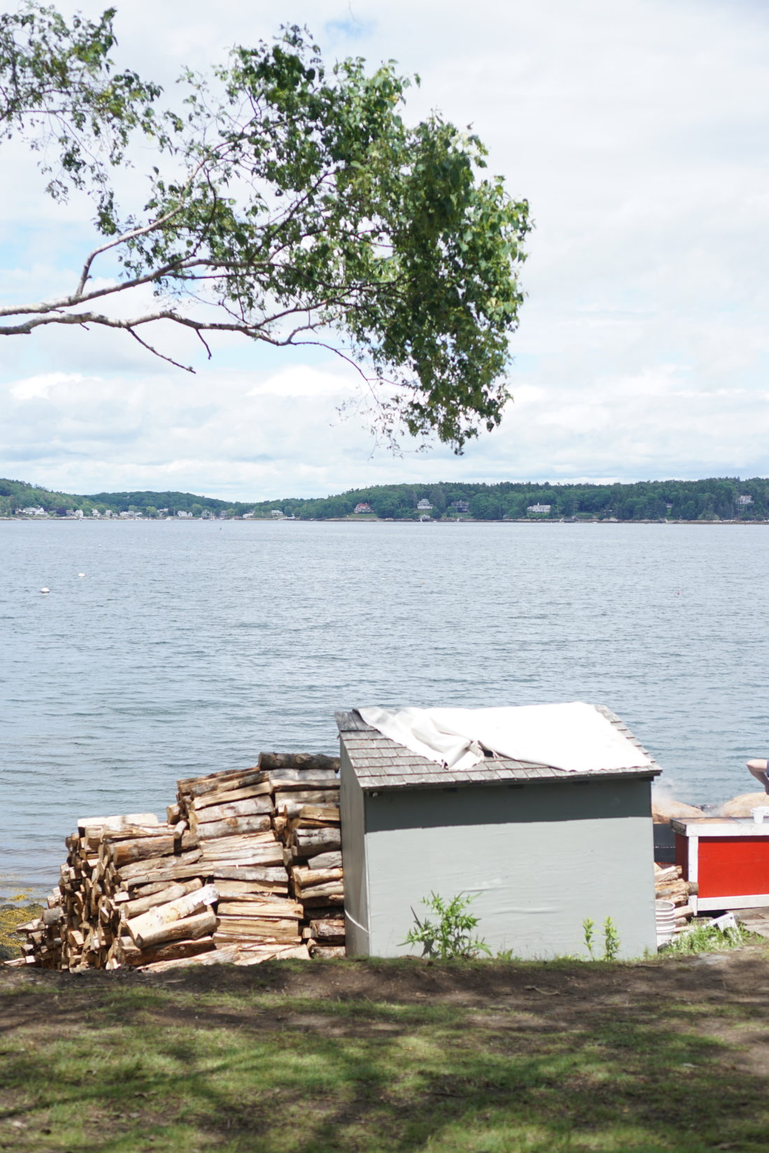 Looking for an amazing and quintessentially Maine experience for the whole family? Cabbage Island Clambakes in Boothbar Harbor, Maine are one of our all-time favorite adventures. Click through for our vacation destination details. | glitterinc.com | @glitterinc