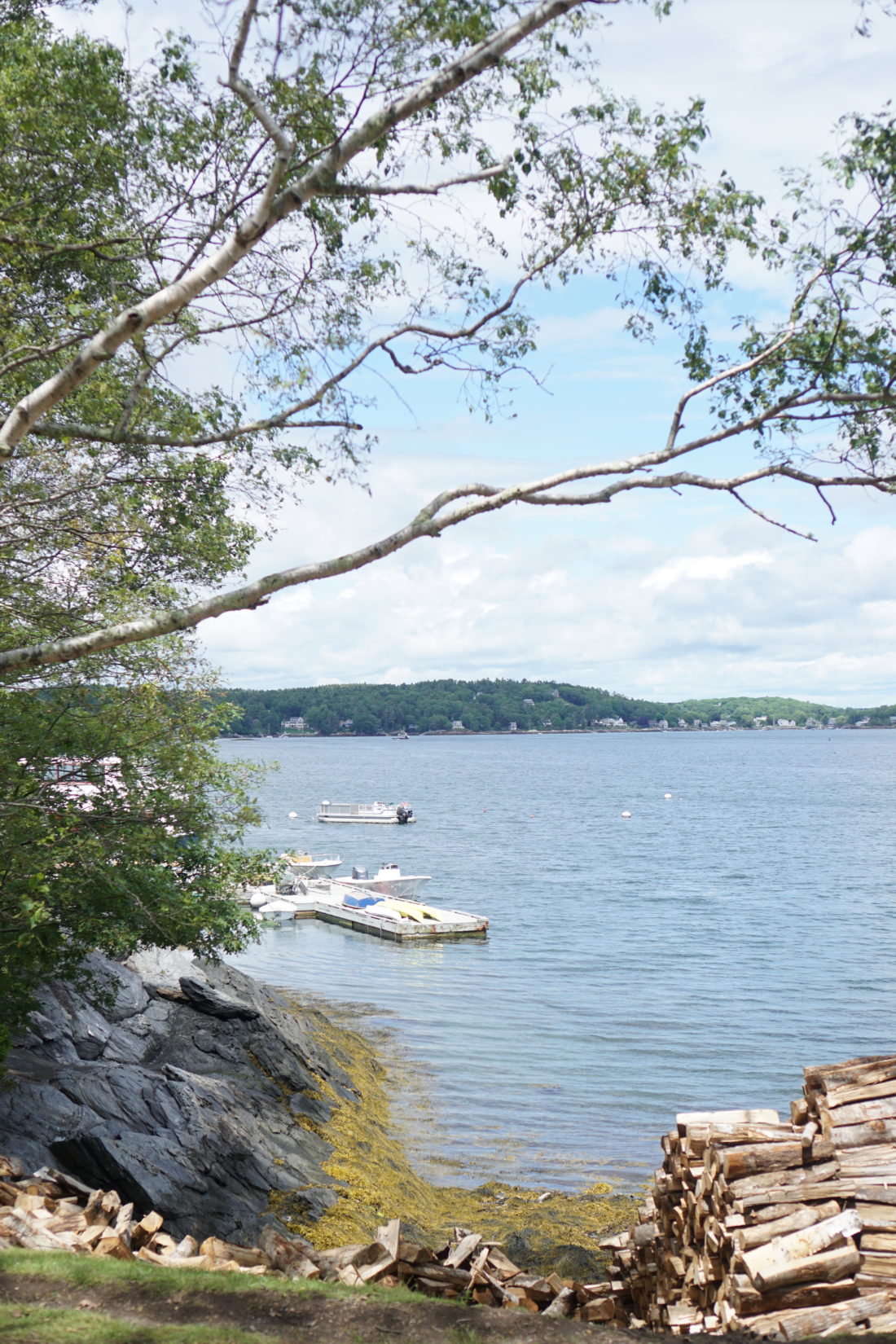 Traveling to New England? Looking for an amazing and quintessentially Maine experience for the whole family? Cabbage Island Clambakes in Boothbar Harbor, Maine are one of our all-time favorite adventures. Click through for our vacation destination details. | glitterinc.com | @glitterinc