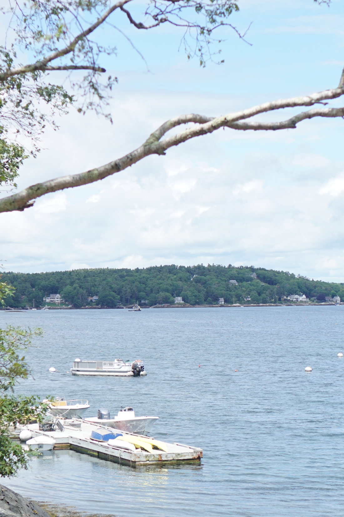 Traveling to New England? Looking for an amazing and quintessentially Maine experience for the whole family? Cabbage Island Clambakes in Boothbar Harbor, Maine are one of our all-time favorite adventures. Click through for our vacation destination details. | glitterinc.com | @glitterinc