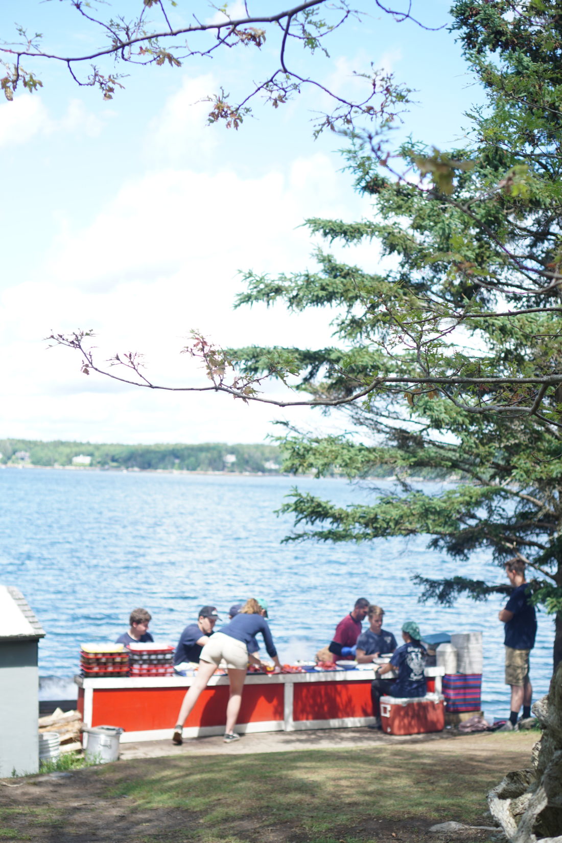 Traveling to New England? Looking for an amazing and quintessentially Maine experience for the whole family? Cabbage Island Clambakes in Boothbar Harbor, Maine are one of our all-time favorite adventures. Click through for our vacation destination details. | glitterinc.com | @glitterinc