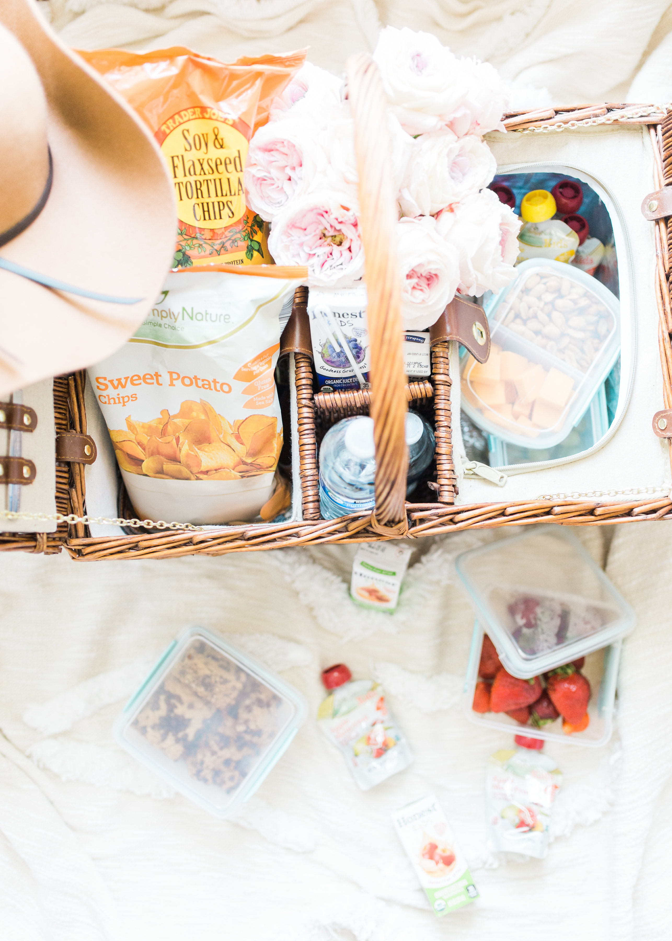 Traveling with your family on a big road trip? These are the best snacks for the whole family, with healthy and homemade options, plus how to pack them, and what you can use to make your road trip just a little bit easier with babies and kids! #roadtrip #roadtripsnacks #familyroadtrip #vacation #travel #travelwithkids #familytravel #familyvacation Click through for the details. | glitterinc.com | @glitterinc