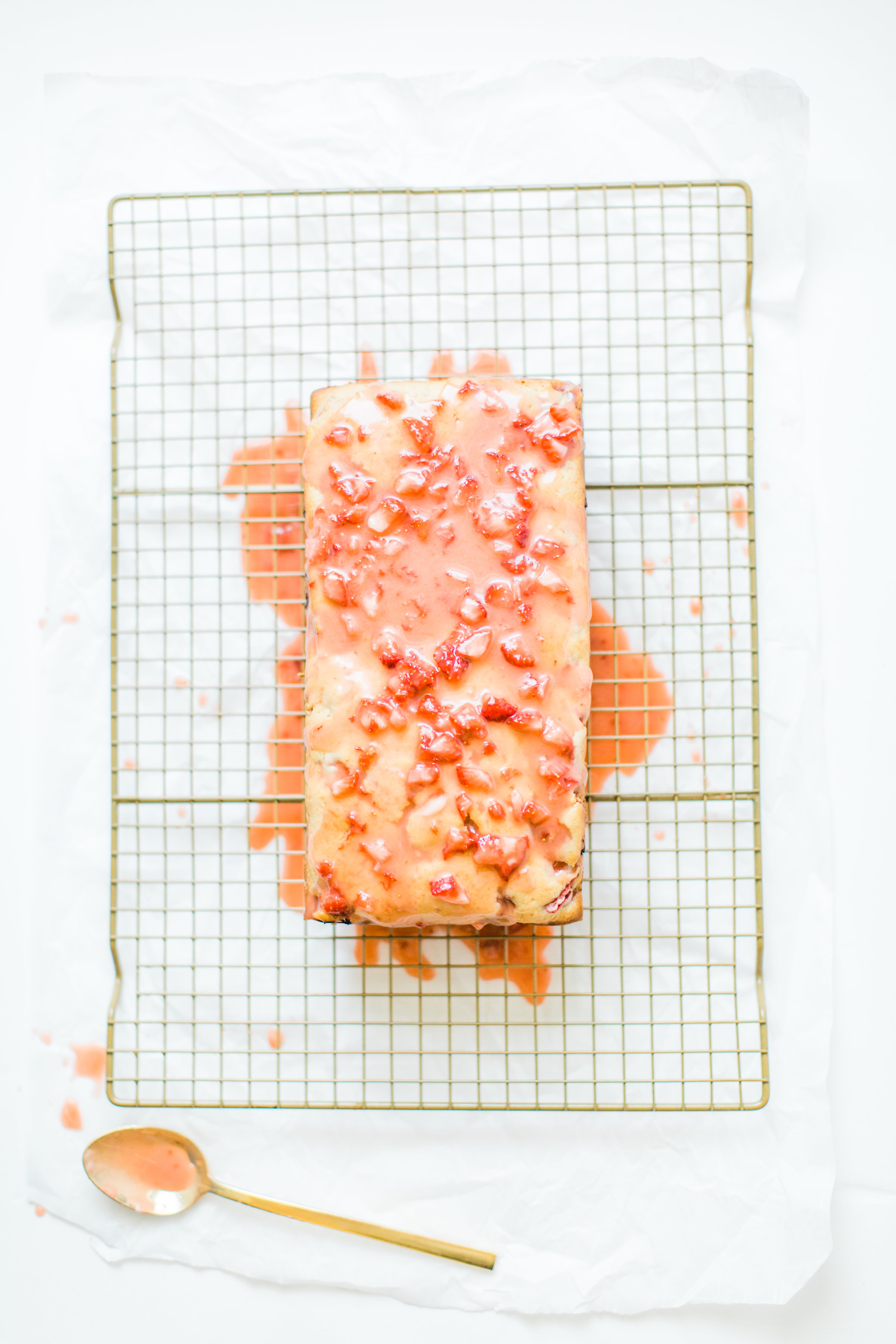 #strawberrybread #quickbread #strawberrycake Click through for the recipe. | glitterinc.com | @glitterinc