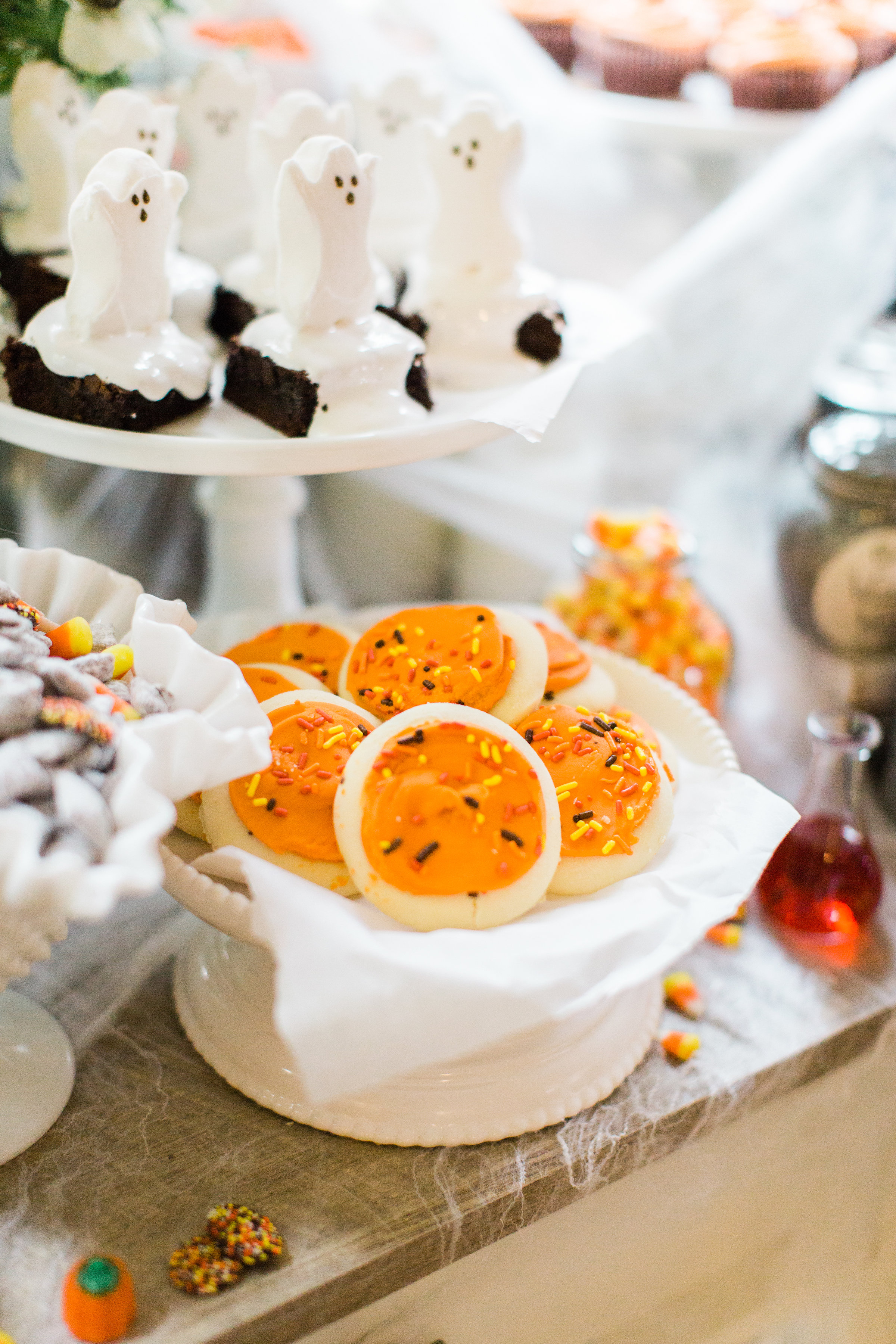 Create your own spooky Eat, Sip, and Be Scary Halloween Party Station for your next haunted bash! #Halloween #HalloweenParty #HalloweenDecor #halloweencandy #halloweendessert Click through for the scary fun details. | glitterinc.com | @glitterinc