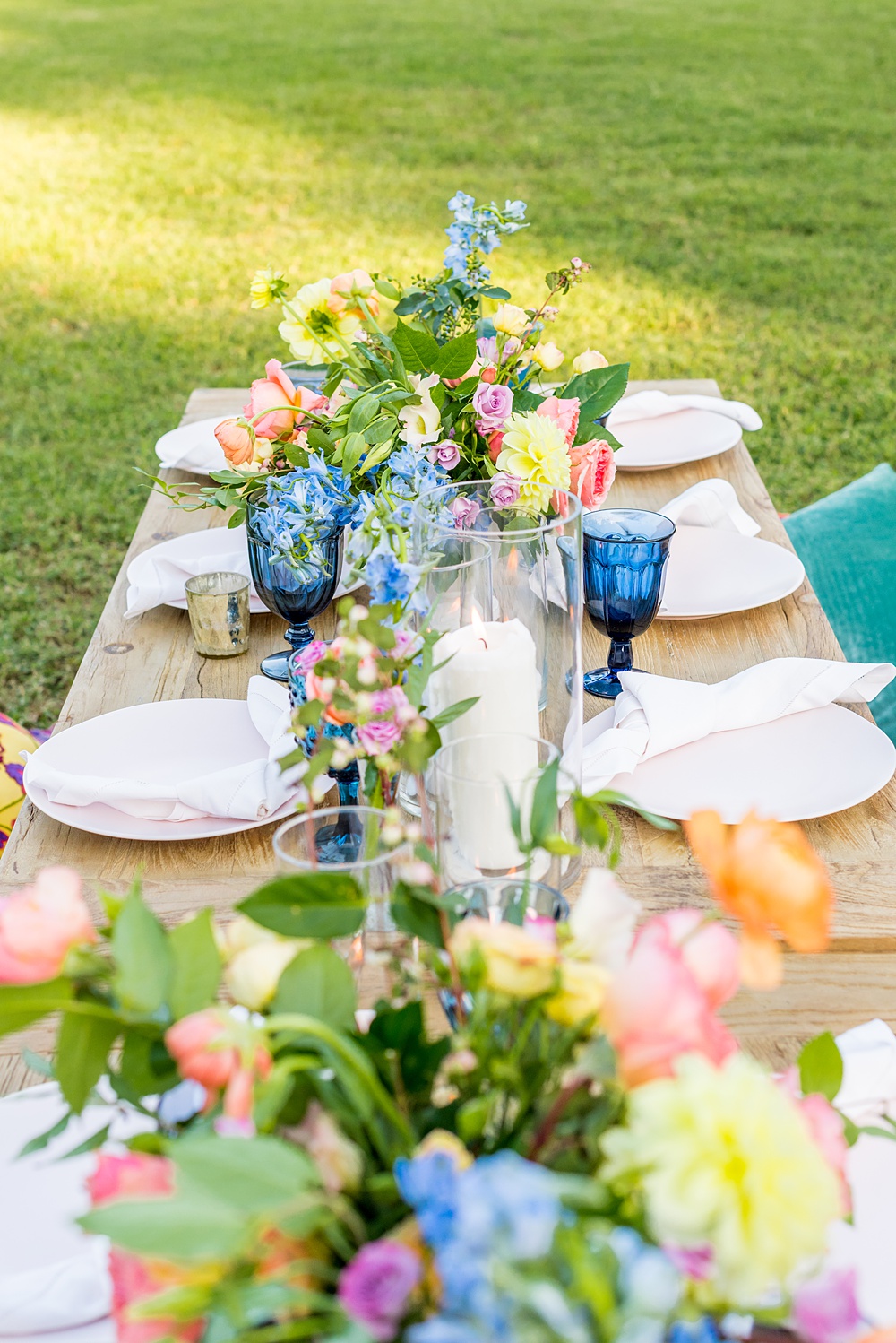 Step inside this colorful outdoor bohemian thirtieth birthday party. Full of color, lush garden flowers, and the yummiest vegan unicorn confetti cakes you ever did find! Click through for the details. Mikkel Paige Photography #gardenparty #birthdayparty #bohemianparty #unicornparty #styledshoot #backyardparty #flowers | glitterinc.com | @glitterinc