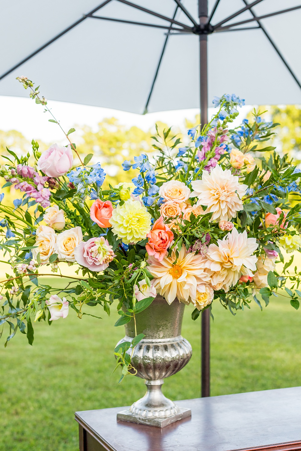 Step inside this colorful outdoor bohemian thirtieth birthday party. Full of color, lush garden flowers, and the yummiest vegan unicorn confetti cakes you ever did find! Click through for the details. Mikkel Paige Photography #gardenparty #birthdayparty #bohemianparty #unicornparty #styledshoot #backyardparty #flowers | glitterinc.com | @glitterinc