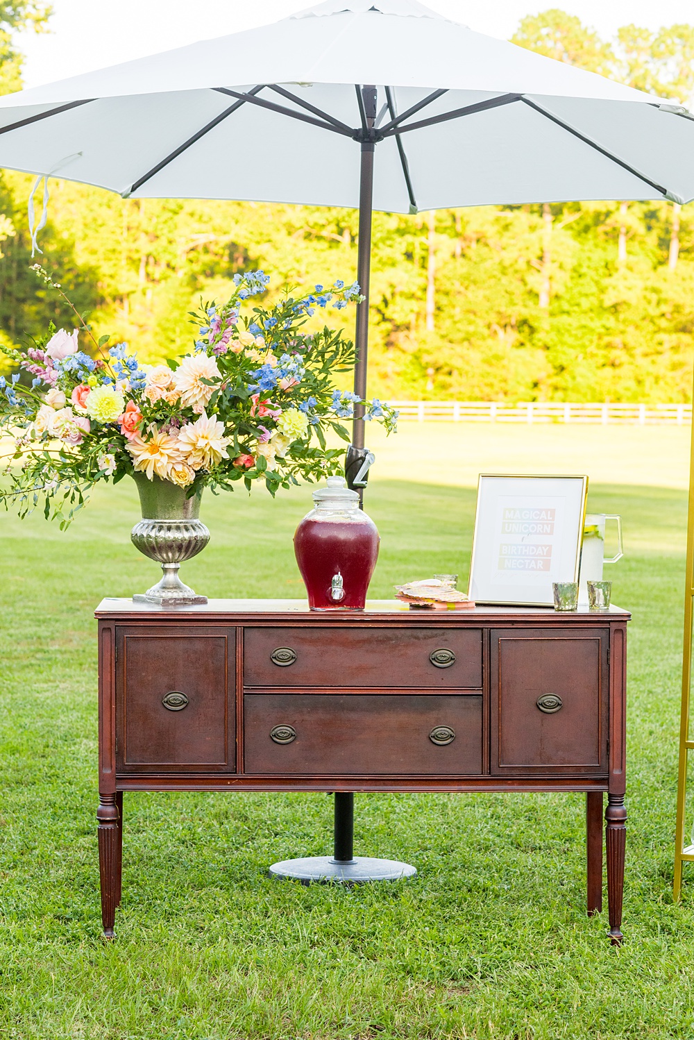 Step inside this colorful outdoor bohemian thirtieth birthday party. Full of color, lush garden flowers, and the yummiest vegan unicorn confetti cakes you ever did find! Click through for the details. Mikkel Paige Photography #gardenparty #birthdayparty #bohemianparty #unicornparty #styledshoot #backyardparty #flowers | glitterinc.com | @glitterinc