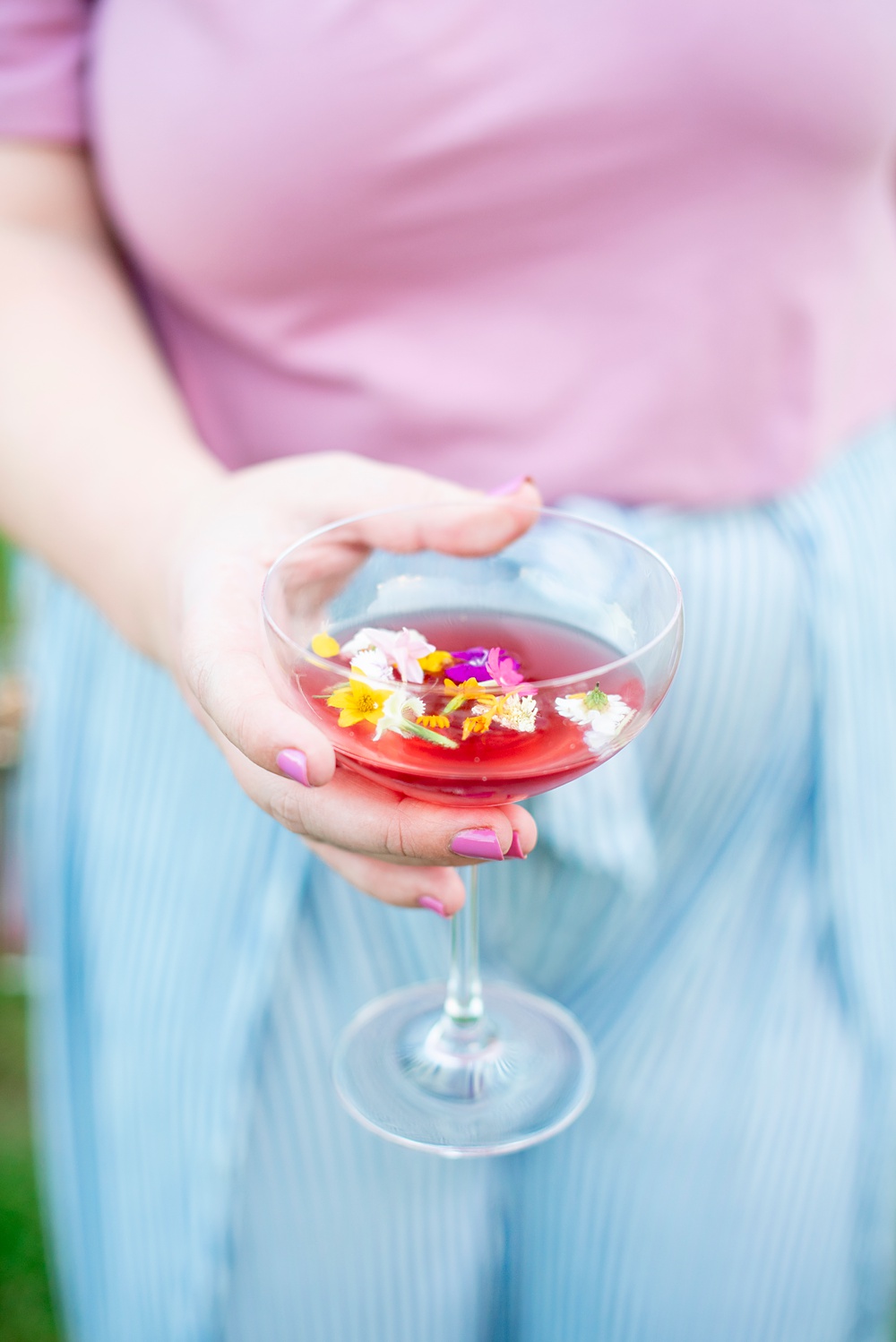 Step inside this colorful outdoor bohemian thirtieth birthday party. Full of color, lush garden flowers, and the yummiest vegan unicorn confetti cakes you ever did find! Click through for the details. Mikkel Paige Photography #gardenparty #birthdayparty #bohemianparty #unicornparty #styledshoot #backyardparty #flowers | glitterinc.com | @glitterinc