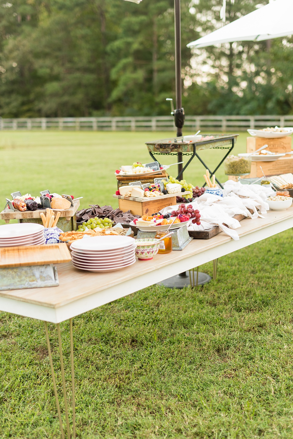 Step inside this colorful outdoor bohemian thirtieth birthday party. Full of color, lush garden flowers, and the yummiest vegan unicorn confetti cakes you ever did find! Click through for the details. Mikkel Paige Photography #gardenparty #birthdayparty #bohemianparty #unicornparty #styledshoot #backyardparty #flowers | glitterinc.com | @glitterinc