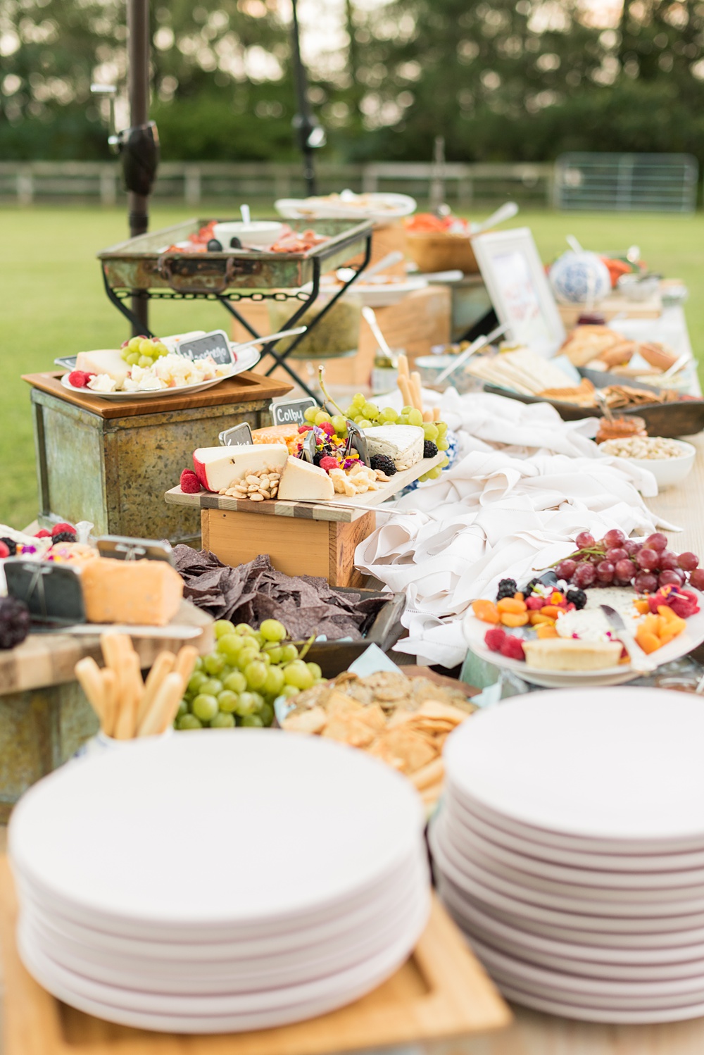 Step inside this colorful outdoor bohemian thirtieth birthday party. Full of color, lush garden flowers, and the yummiest vegan unicorn confetti cakes you ever did find! Click through for the details. Mikkel Paige Photography #gardenparty #birthdayparty #bohemianparty #unicornparty #styledshoot #backyardparty #flowers | glitterinc.com | @glitterinc