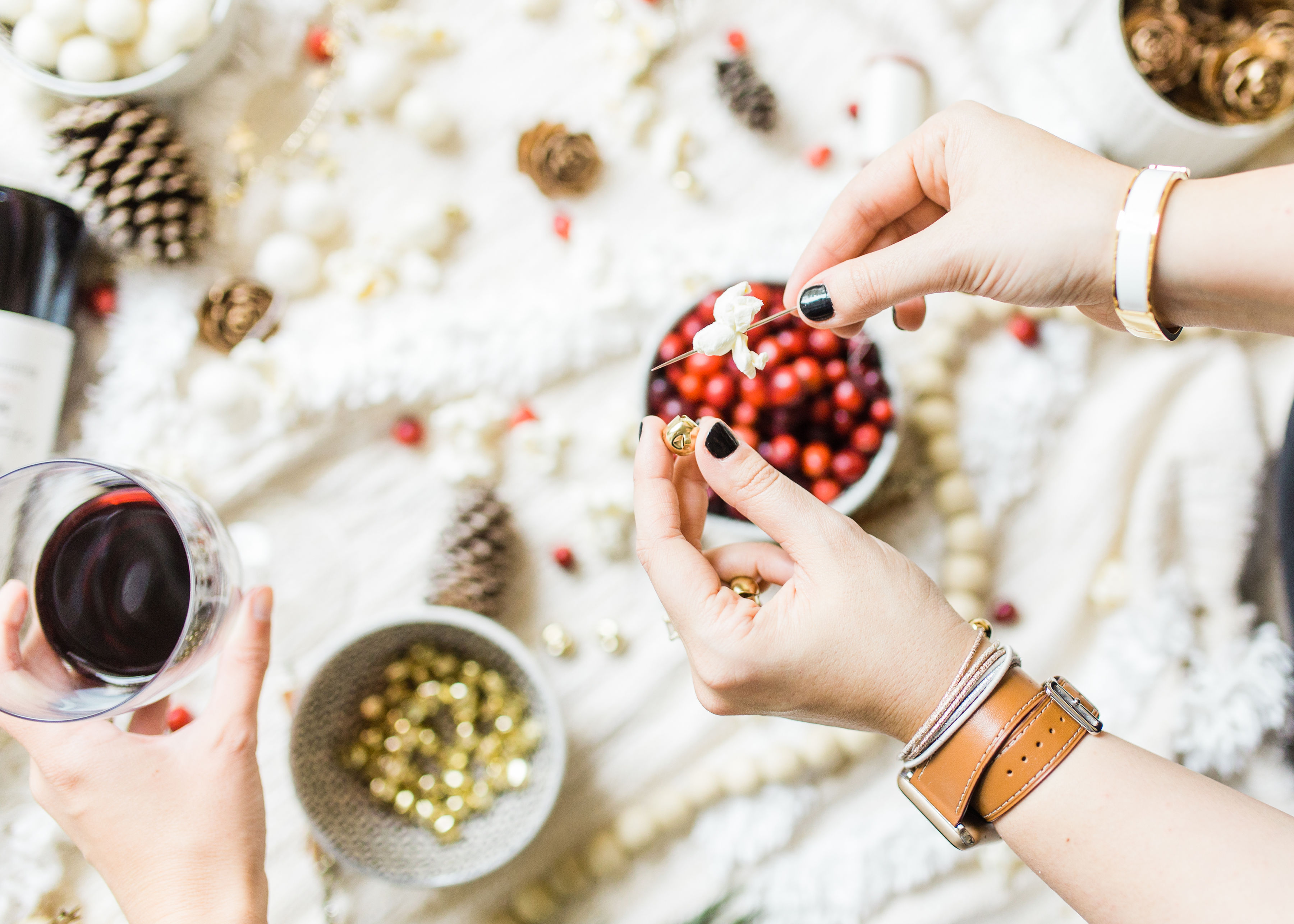 Looking for your next holiday party idea? Sip on wine and nibble on snacks while you make beautiful DIY holiday garlands with friends! (Bonus: The DIY holiday garland making party sets the stage for the perfect girls night in!) Click through for the details. #holidayparty #christmasparty #diychristmas #diyholidays #garland #holidaygarland #diyholidaygarland #diygarland #christmasgarland #holidaygirlsnight #christmasgirlsnight | glitterinc.com | @glitterinc