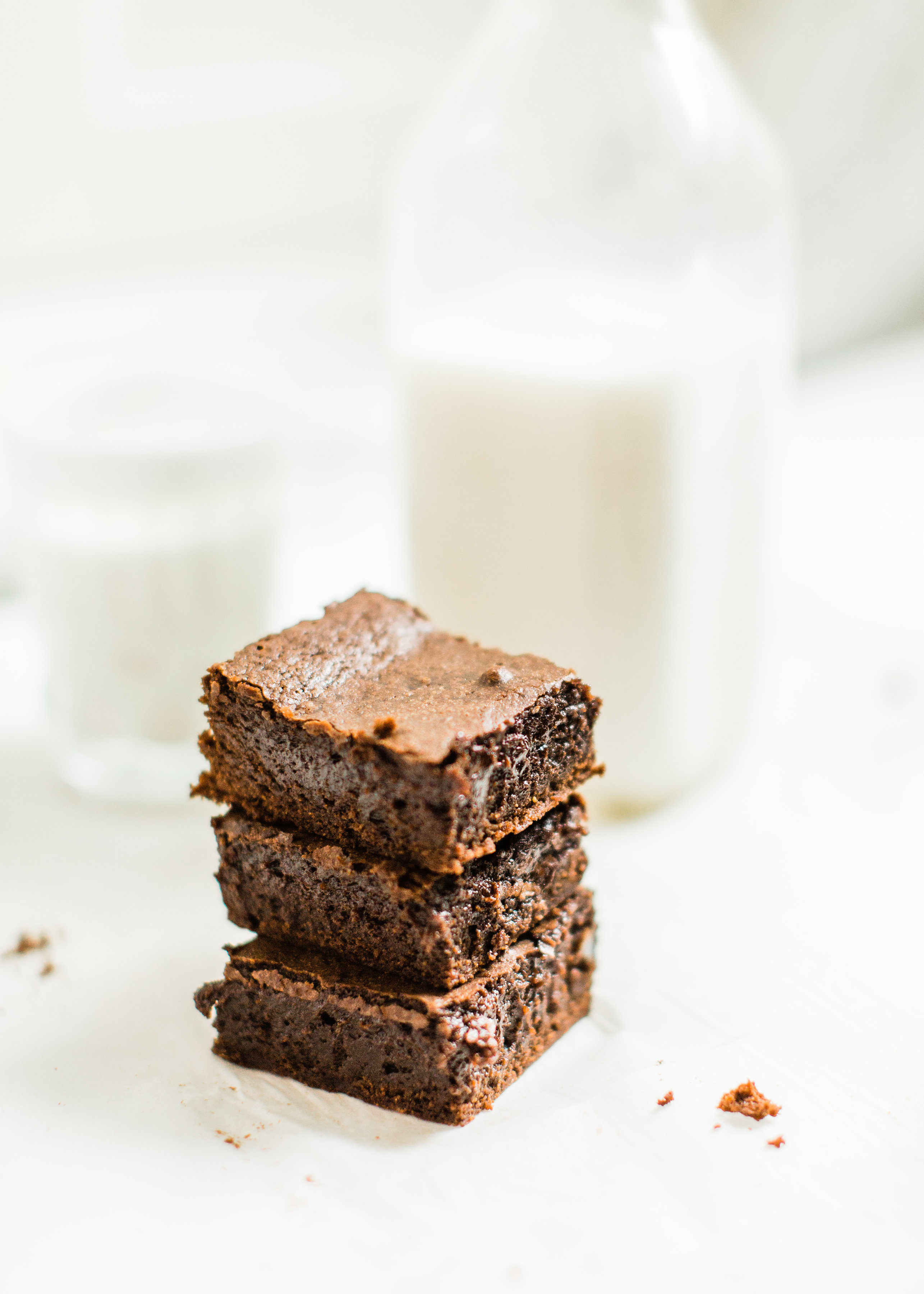 These homemade fudgy, chewy, cakey brownies | @glitterinc
