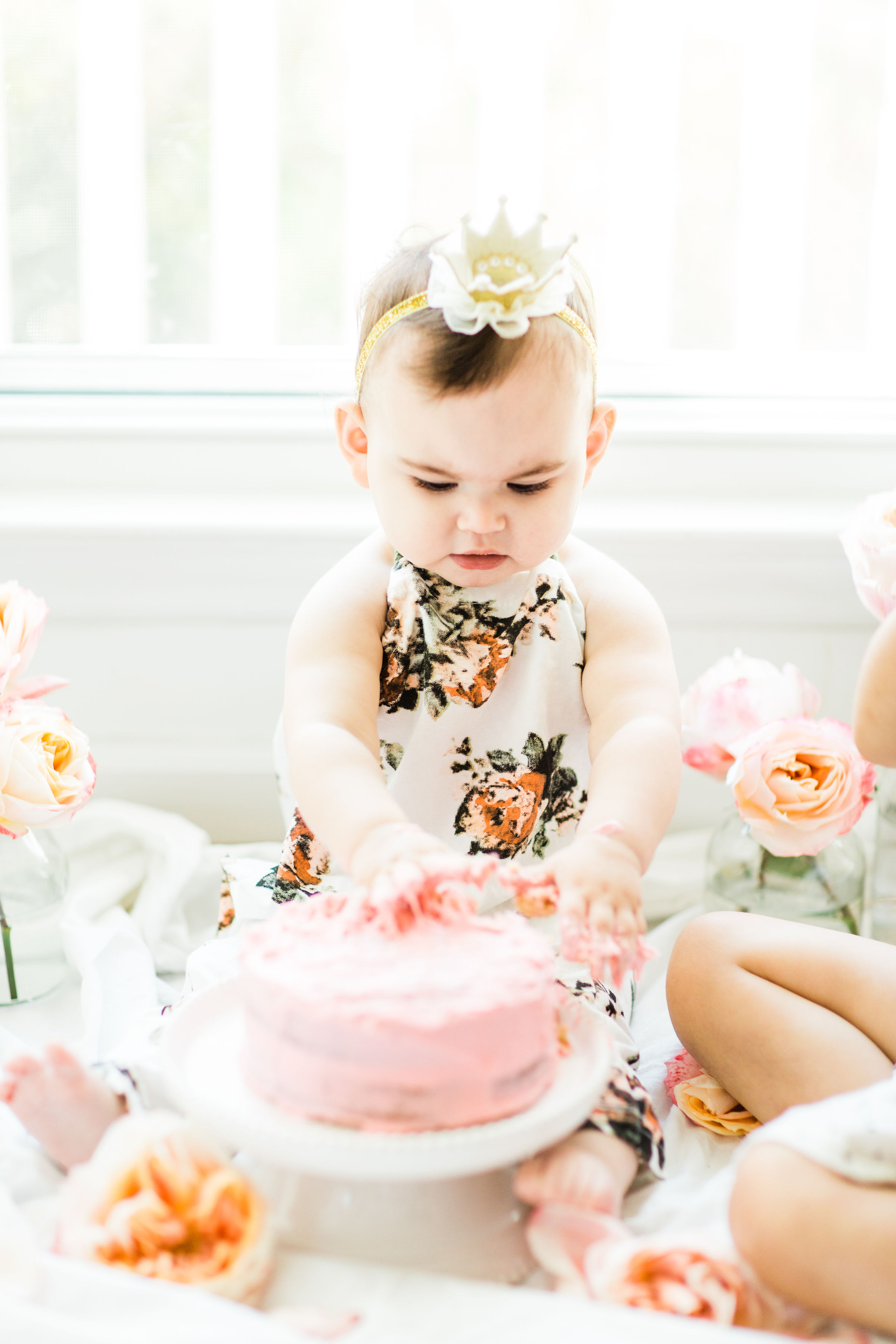 Looking for a little inspiration for baby's first birthday cake smash photo shoot? We're keeping it simple and adorable for Emmeline's cake smash, plus, we're sharing our favorite dairy-free vanilla crazy cake recipe! Click through for the details and #recipe. #firstbirthday #babybirthday #cakesmash #babycakesmash #cakesmashrecipe #firstbirthdaycake | glitterinc.com | @glitterinc