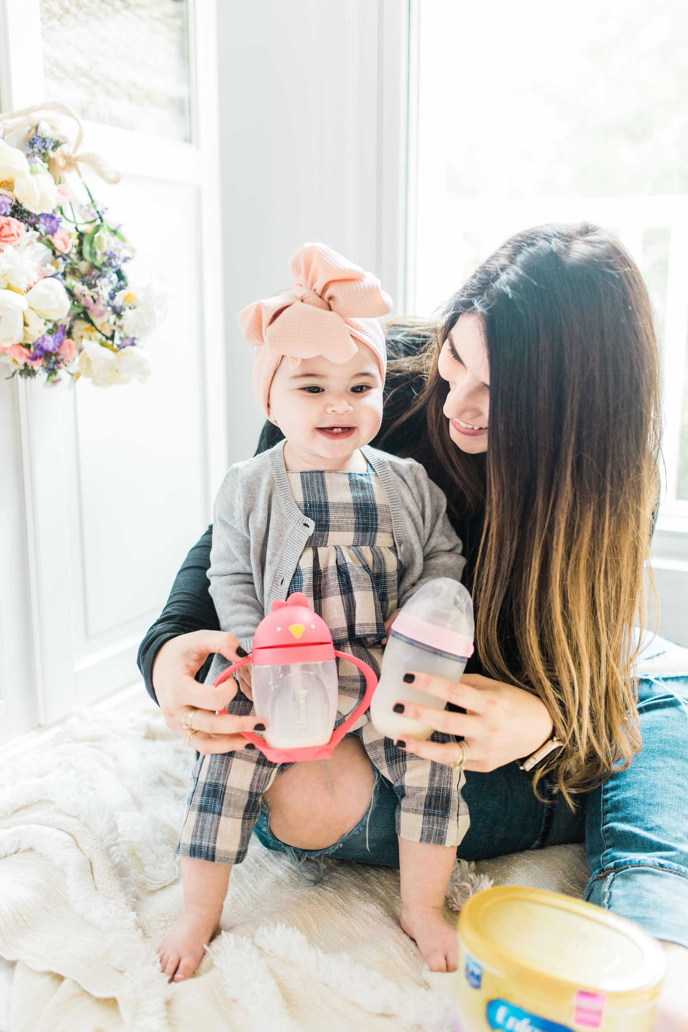 Transitioning your baby from a bottle to a sippy cup CAN be stress-free and fun; and we’re breaking down exactly how you can make the switch in just a few easy steps. You’ve got this, mama. Click through for the details. #baby #sippycup #bottle | glitterinc.com | @glitterinc