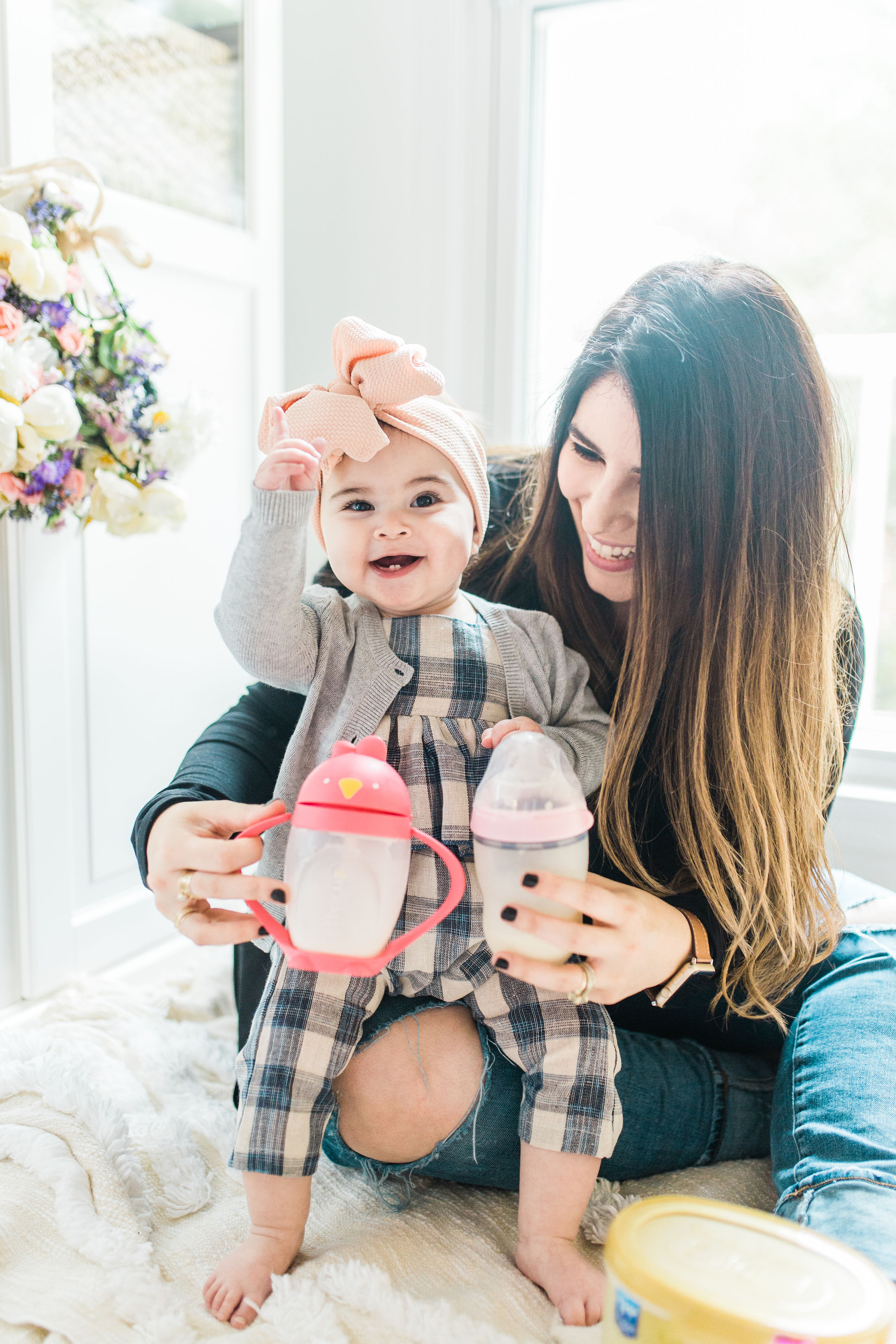 Transitioning your baby from a bottle to a sippy cup CAN be stress-free and fun; and we’re breaking down exactly how you can make the switch in just a few easy steps. You’ve got this, mama. Click through for the details. #baby #sippycup #bottle | glitterinc.com | @glitterinc