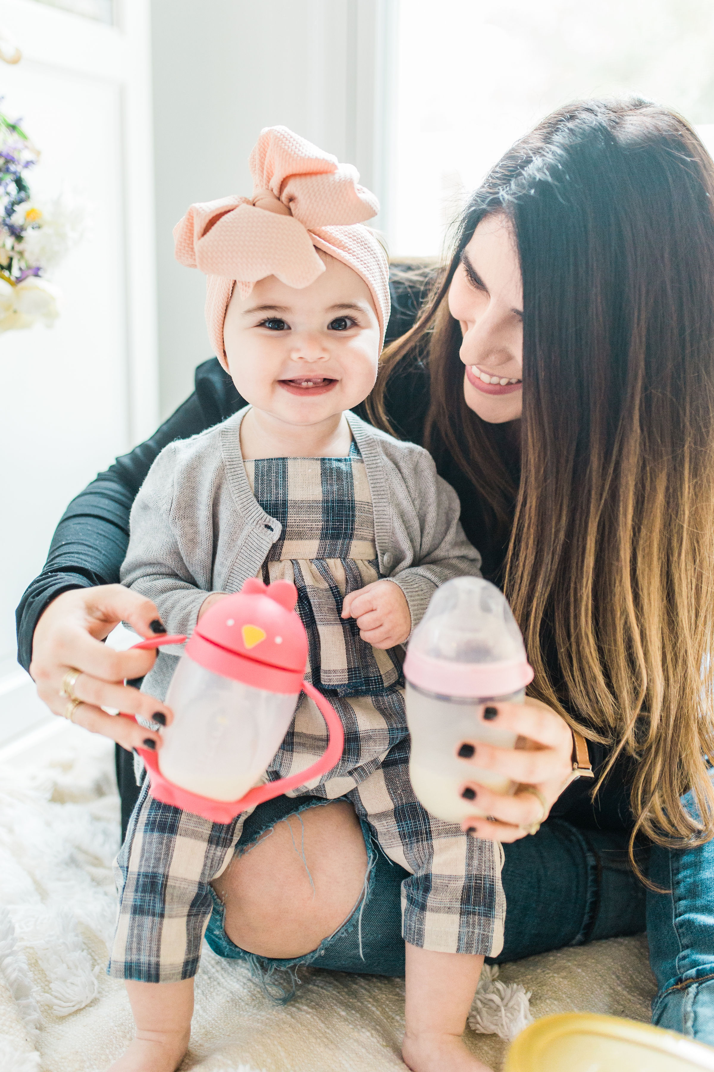 Transitioning your baby from a bottle to a sippy cup CAN be stress-free and fun; and we’re breaking down exactly how you can make the switch in just a few easy steps. You’ve got this, mama. Click through for the details. #baby #sippycup #bottle | glitterinc.com | @glitterinc