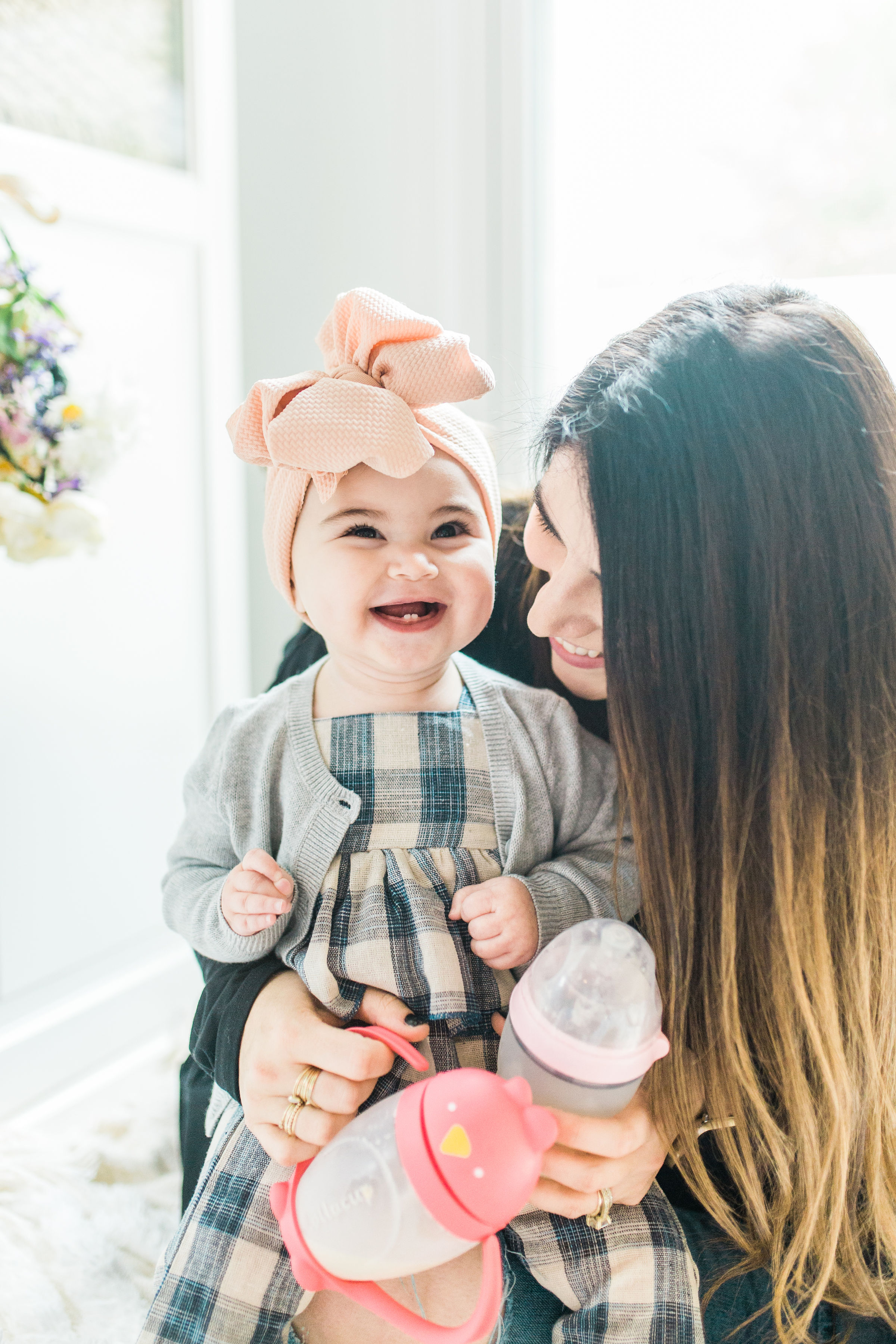 Transitioning your baby from a bottle to a sippy cup CAN be stress-free and fun; and we’re breaking down exactly how you can make the switch in just a few easy steps. You’ve got this, mama. Click through for the details. #baby #sippycup #bottle | glitterinc.com 