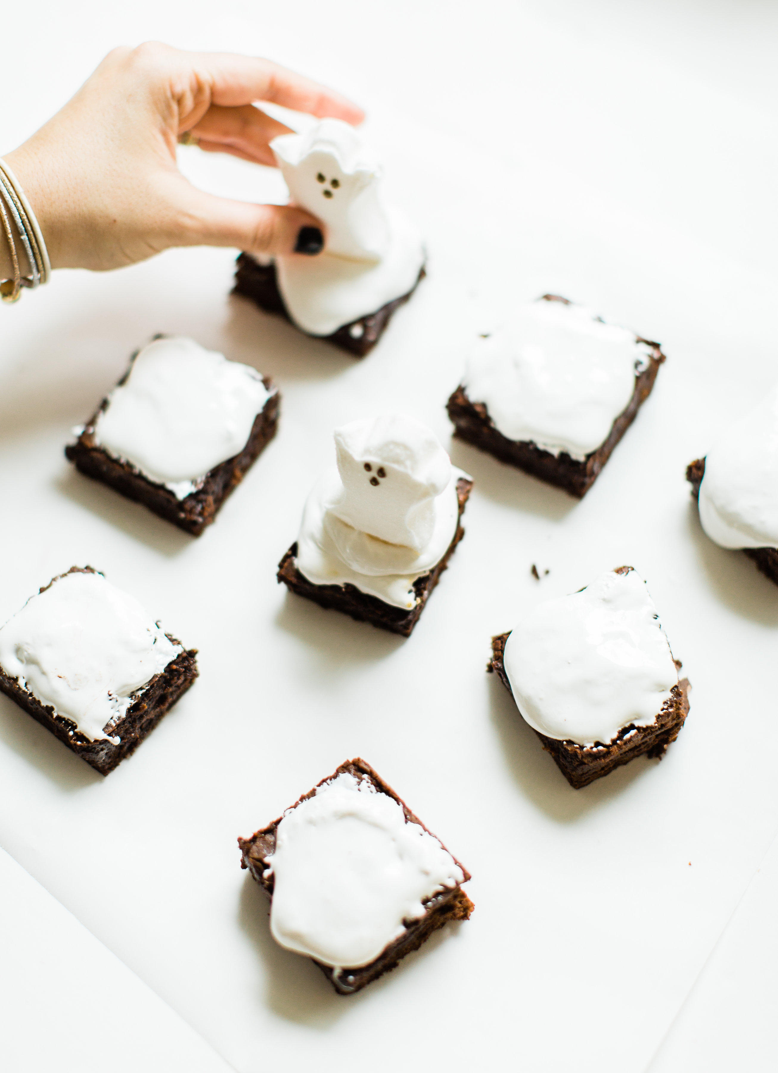 These spooky Halloween ghost brownies are delicious, adorable, and so easy to make. Kids and grownups alike will clamor for these haunted brownies! Click through for the details. #ghostbrownies #halloween #halloweendessert #halloweenbrownies #recipe #halloweenrecipe #diy #diyghostbrownies #halloweendesserts | glitterinc.com | @glitterinc